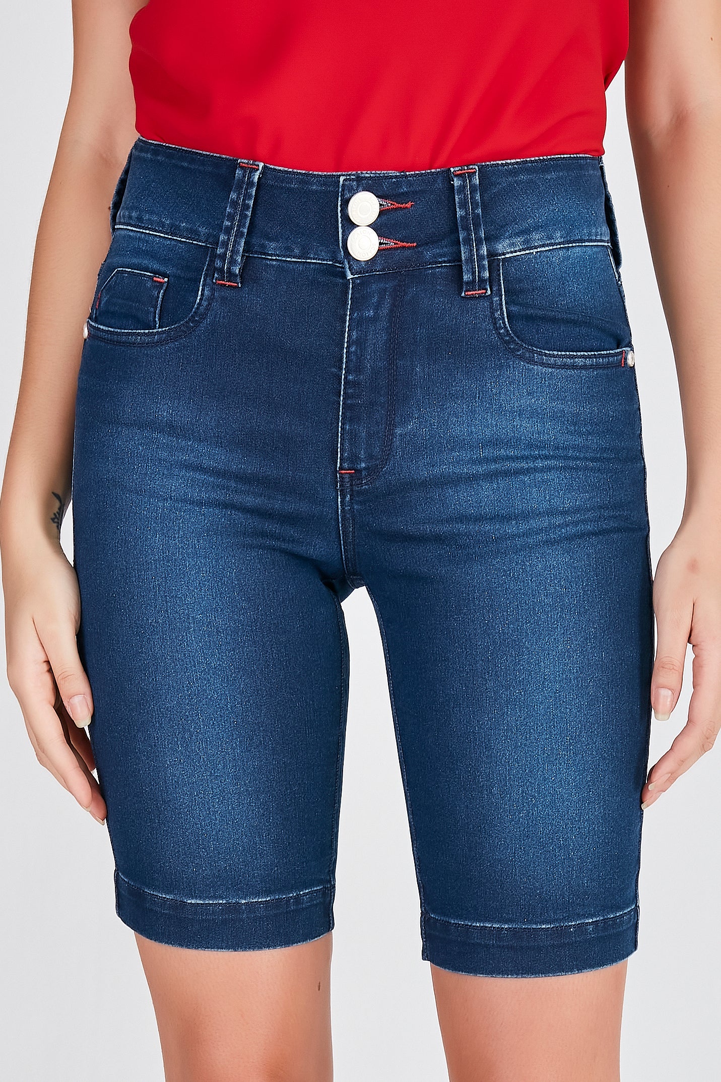 bermuda jeans ciclista cintura intermediária com detalhes nos bolsos traseiros