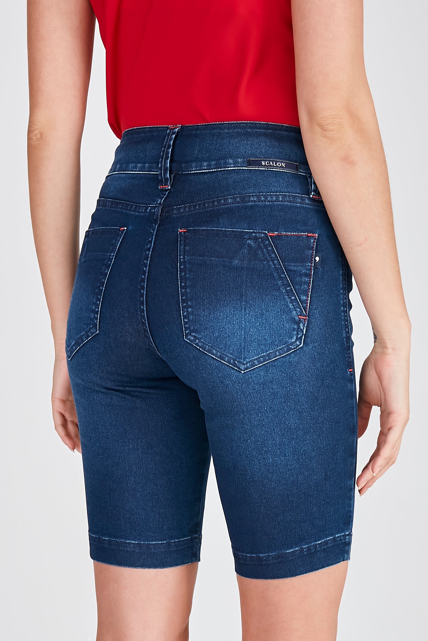 bermuda jeans ciclista cintura intermediária com detalhes nos bolsos traseiros