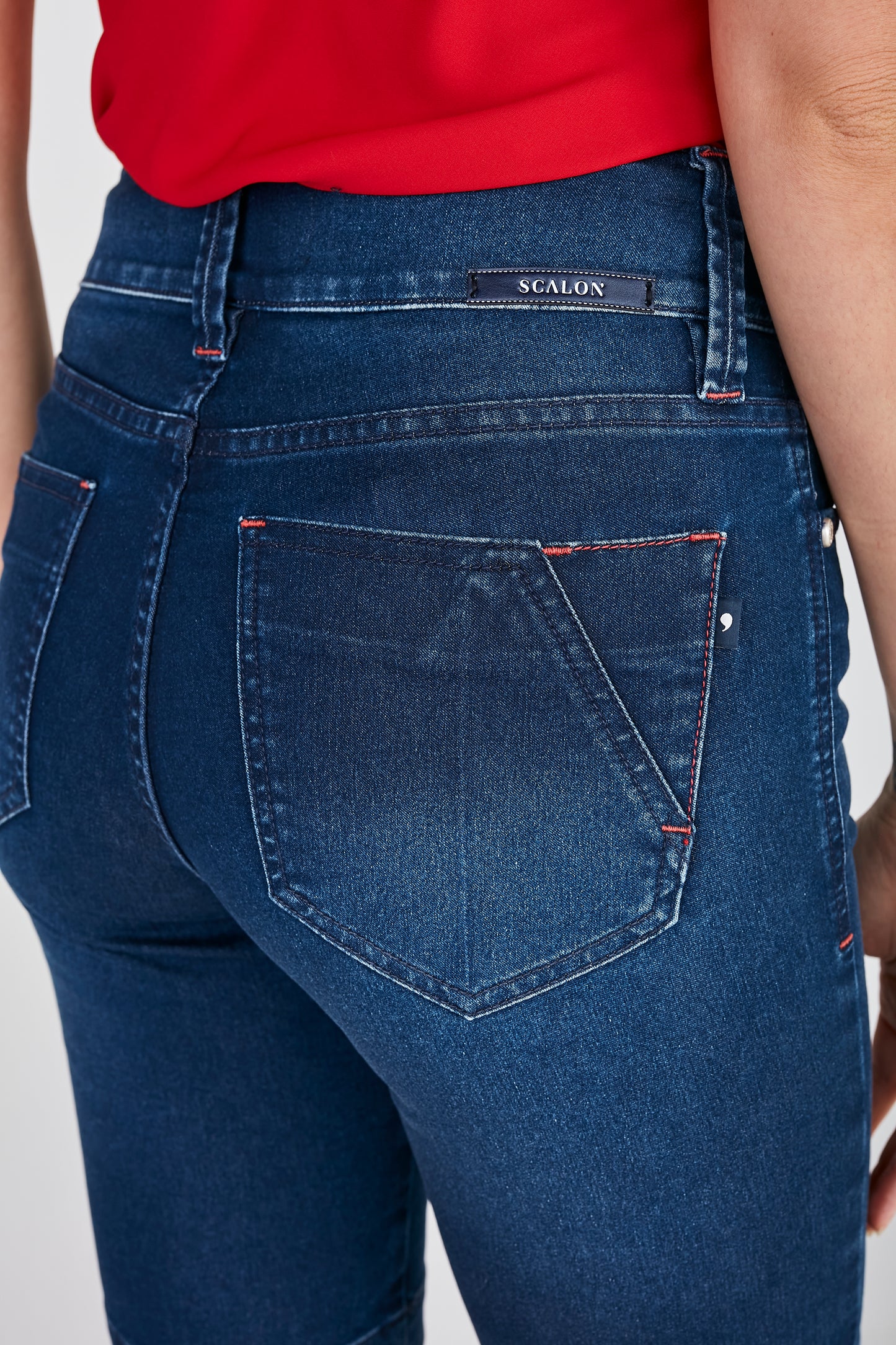 bermuda jeans ciclista cintura intermediária com detalhes nos bolsos traseiros