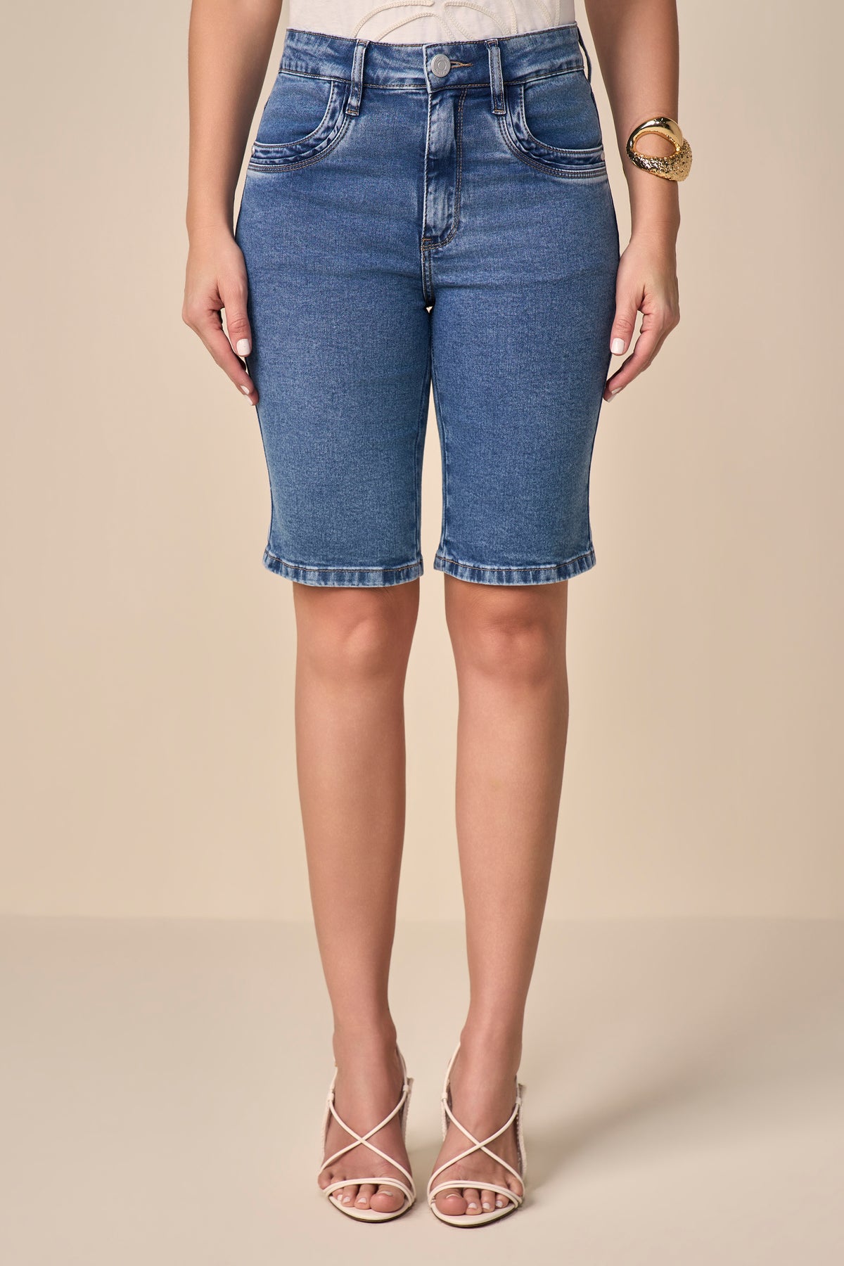 bermuda jeans ciclista cintura intermediária com detalhe nos bolsos