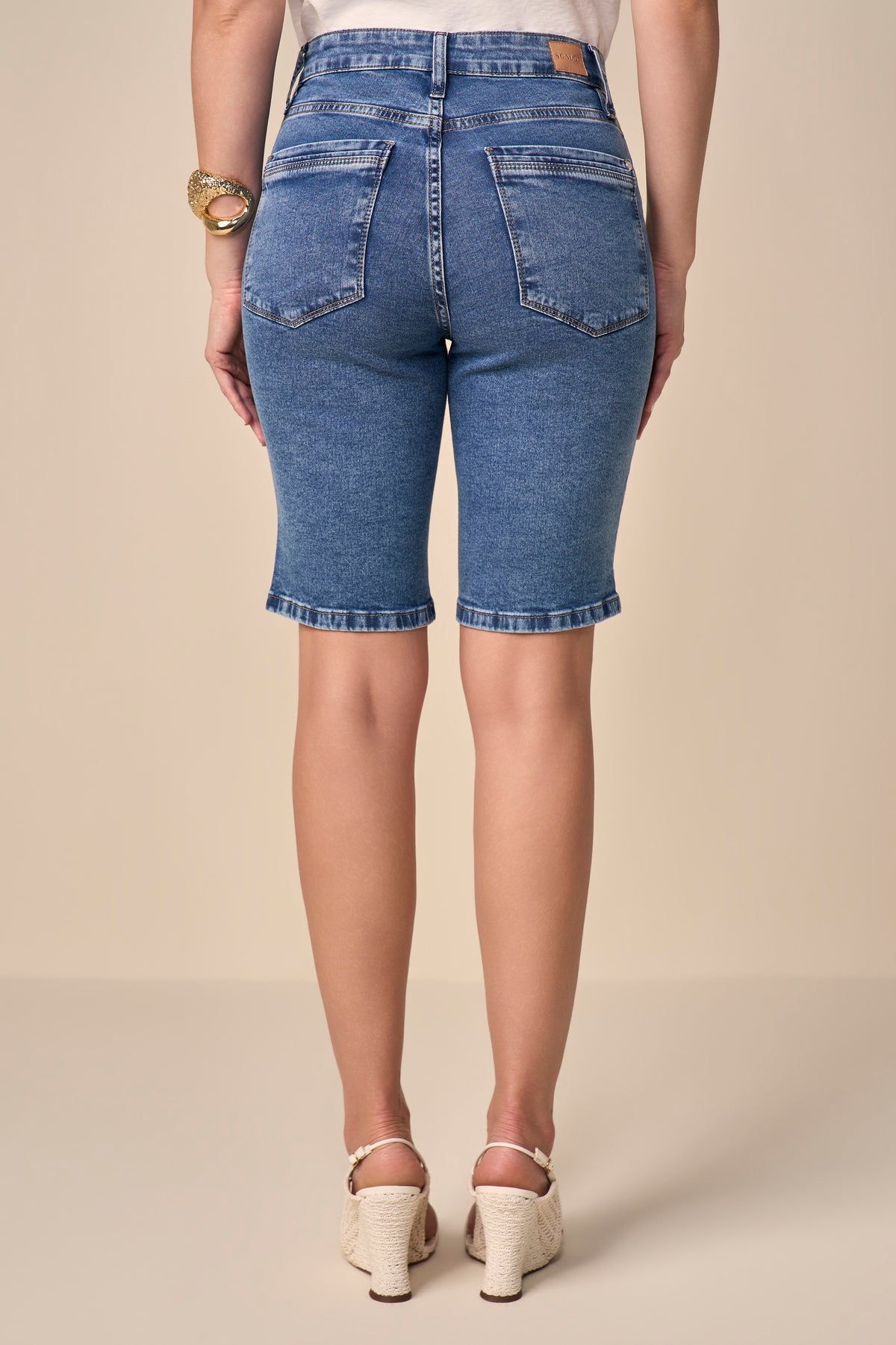 bermuda jeans ciclista cintura intermediária com detalhe nos bolsos