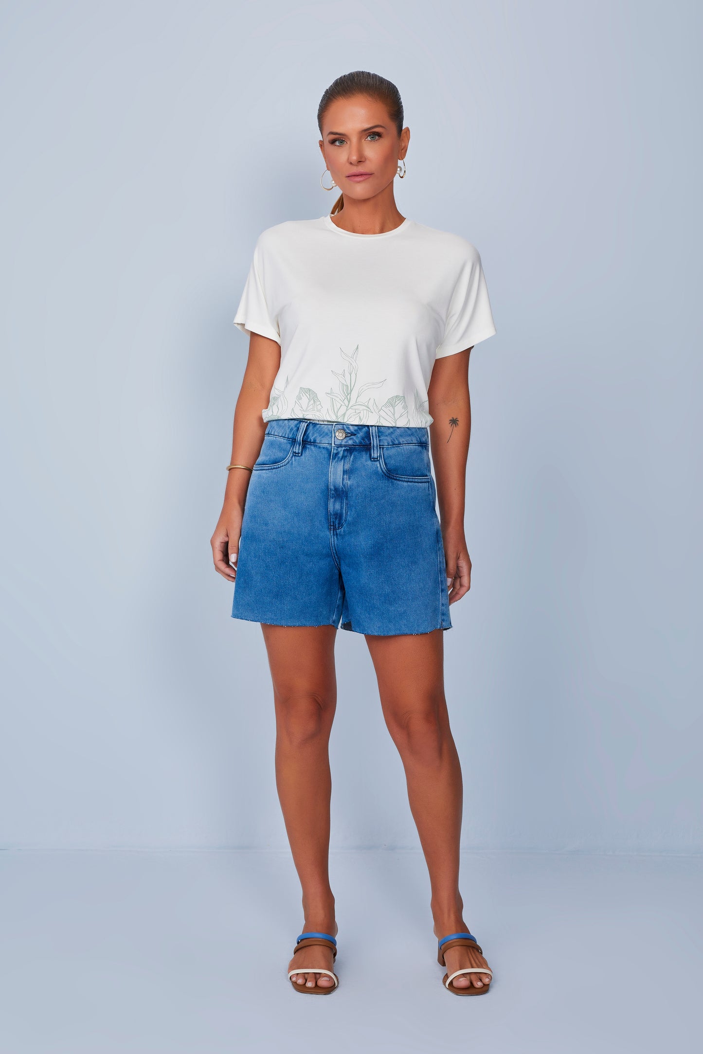 bermuda jeans boyfriend cintura intermediária com cristais lateral