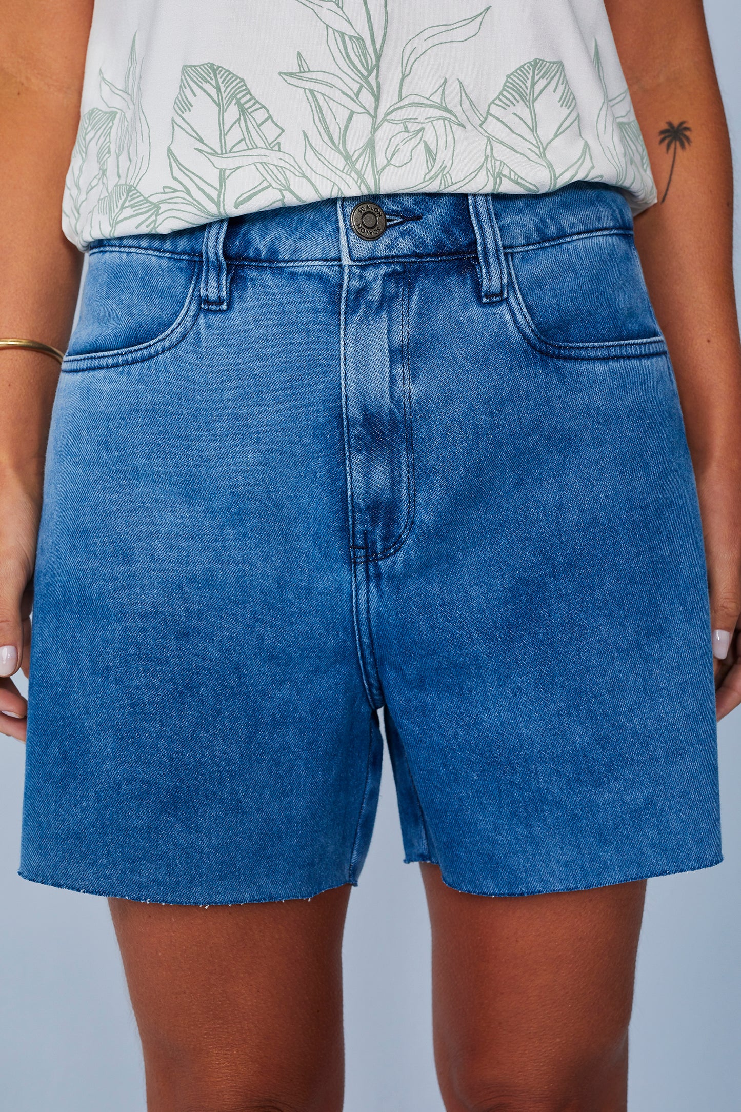 bermuda jeans boyfriend cintura intermediária com cristais lateral