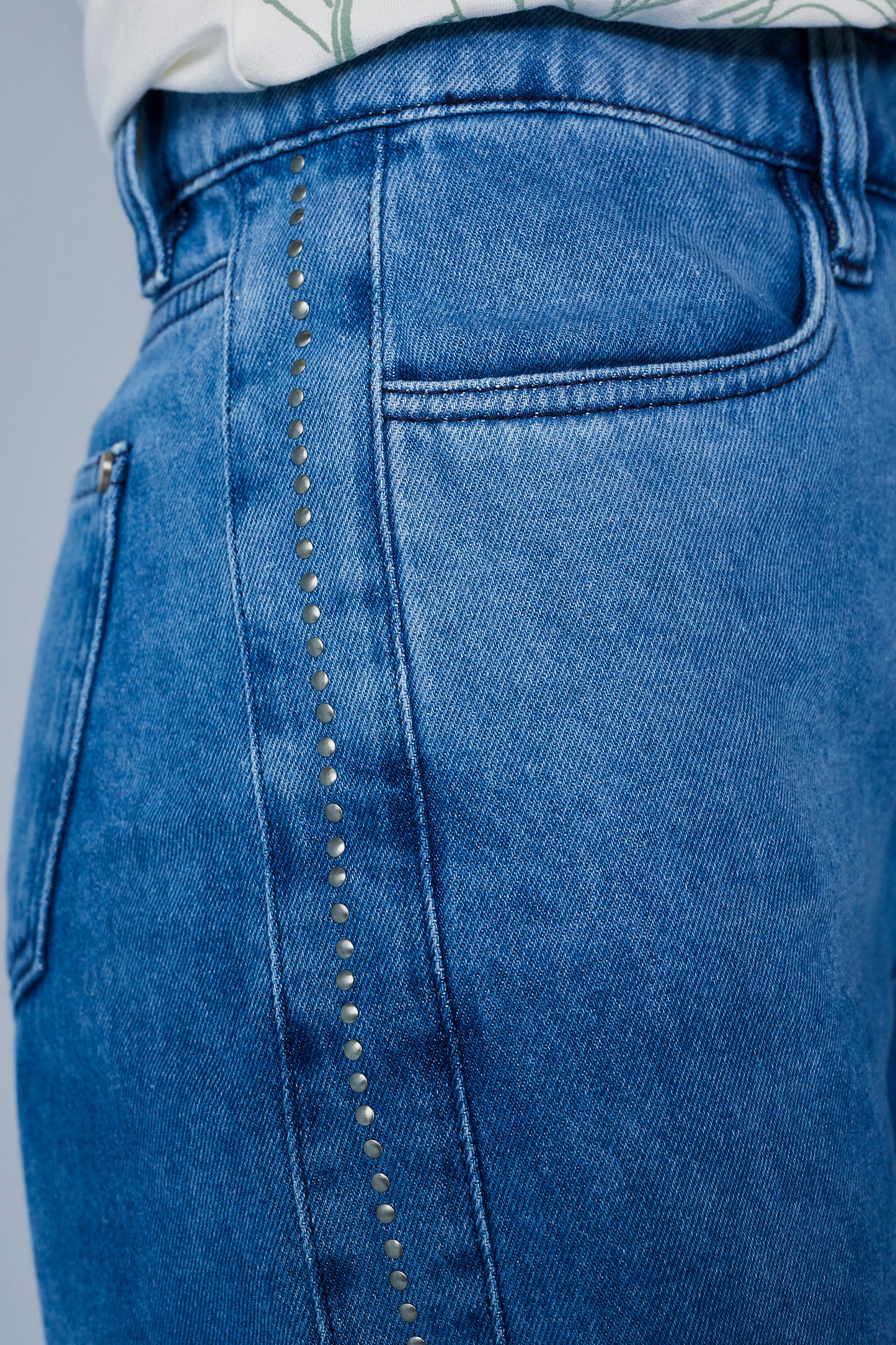bermuda jeans boyfriend cintura intermediária com cristais lateral