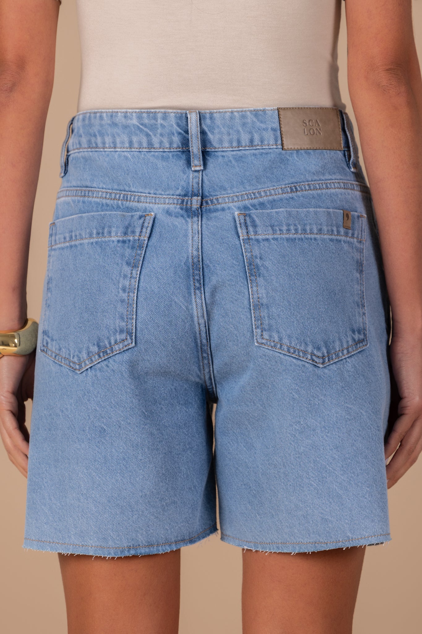 bermuda jeans boyfriend cintura intermediária com abertura