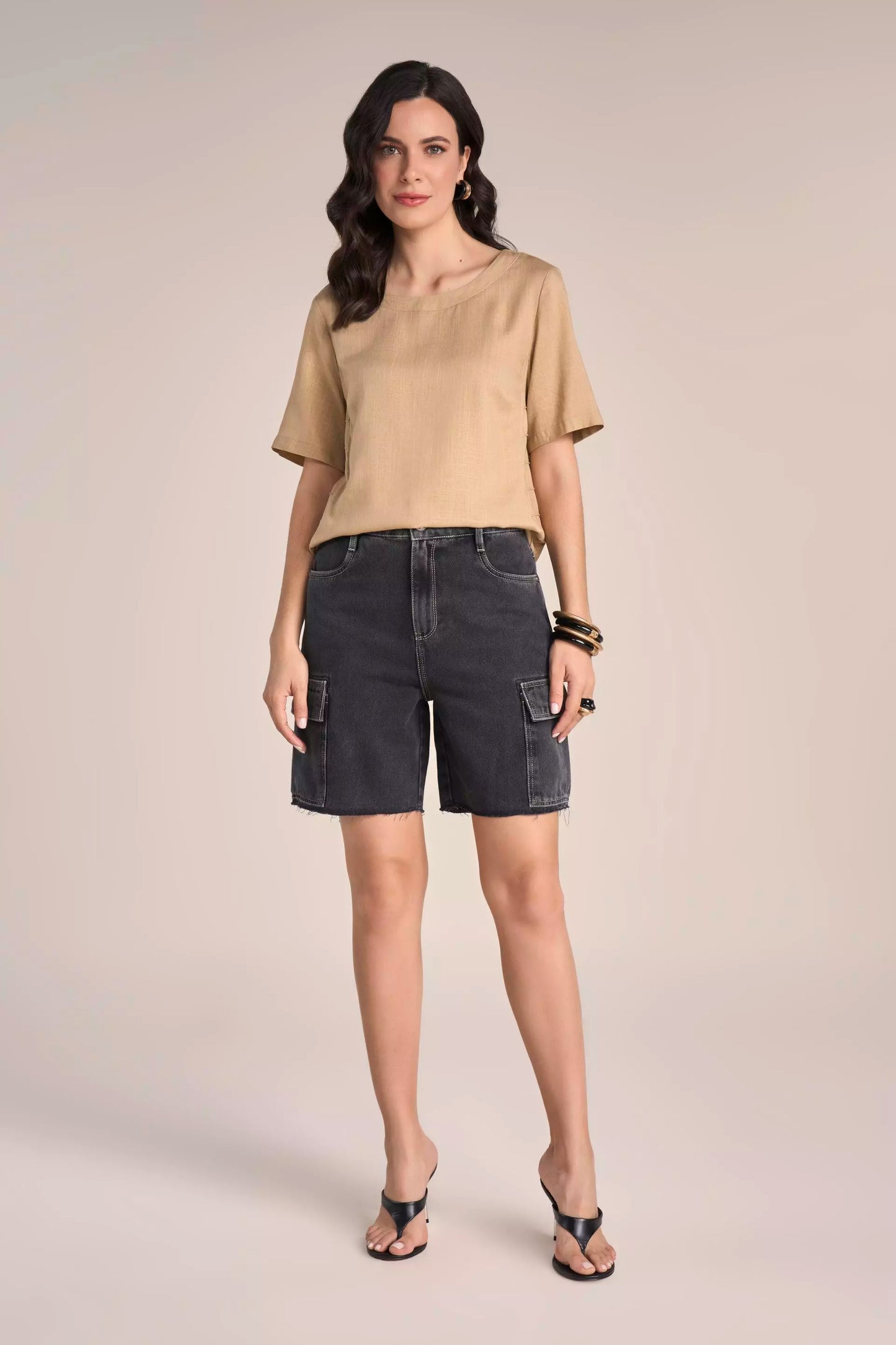 Bermuda Jeans Black Boyfriend Cintura Intermediária com Bolsos Cargo