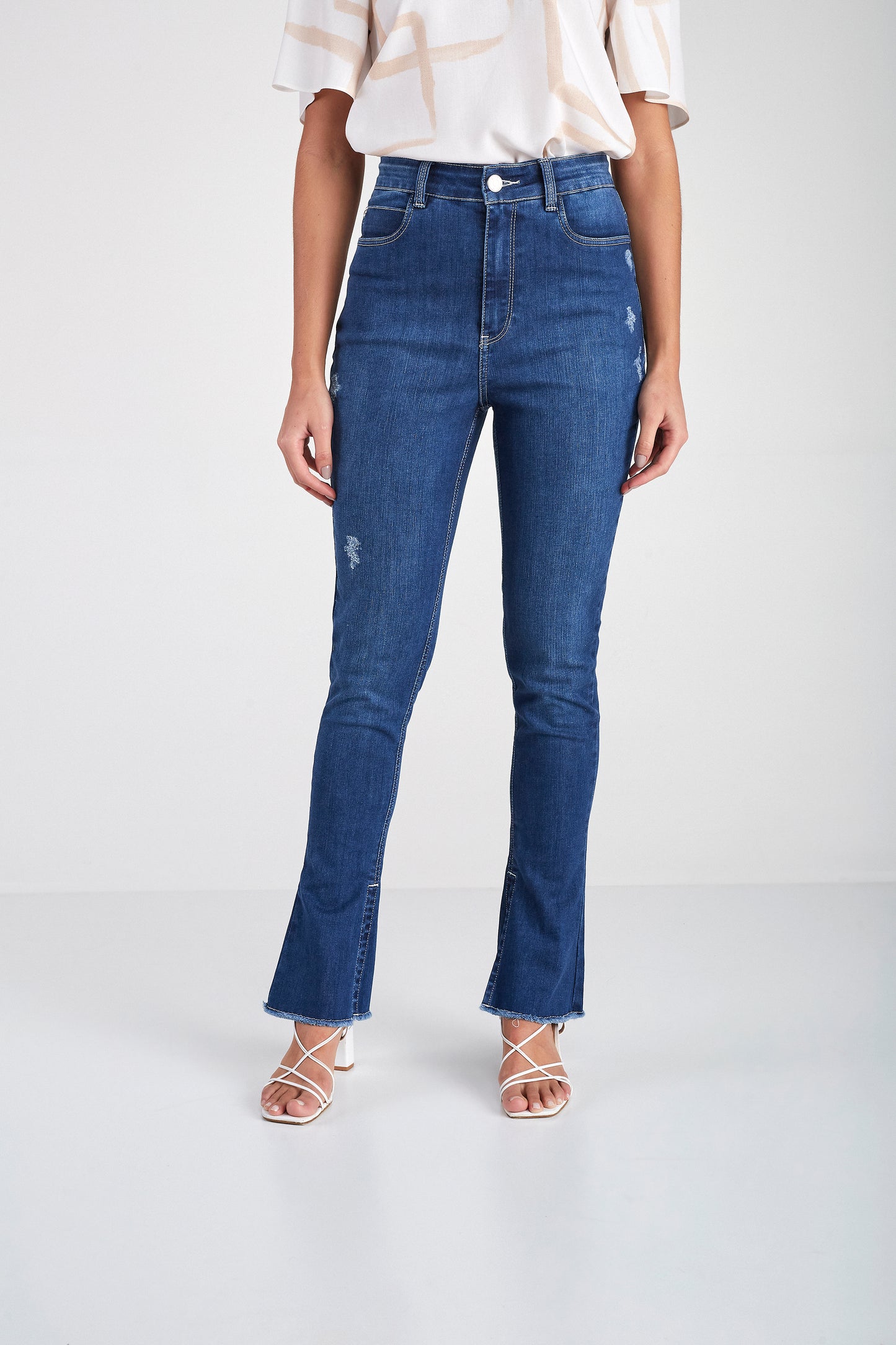 calça jeans slim bootcut cintura alta com zig zag