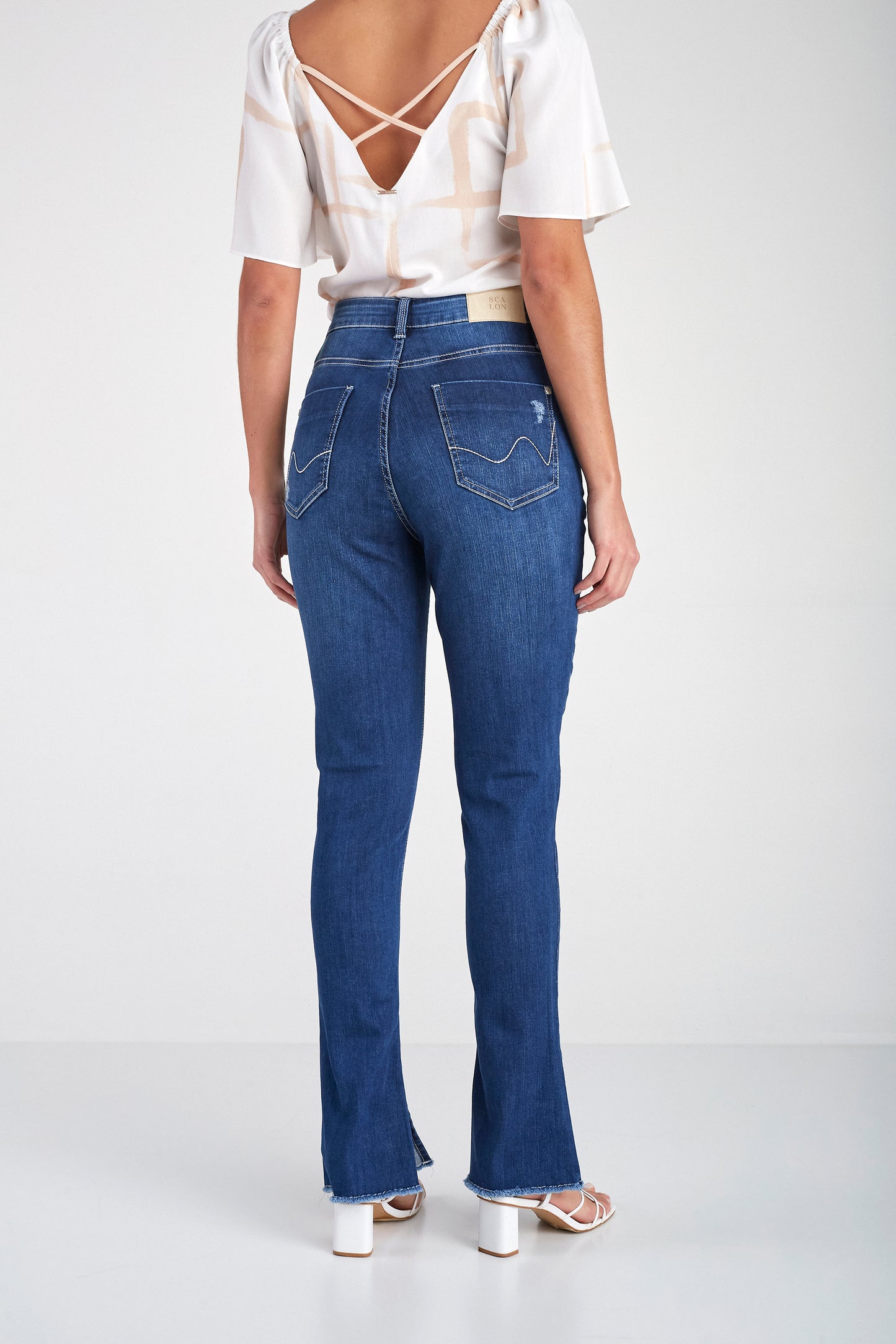 calça jeans slim bootcut cintura alta com zig zag