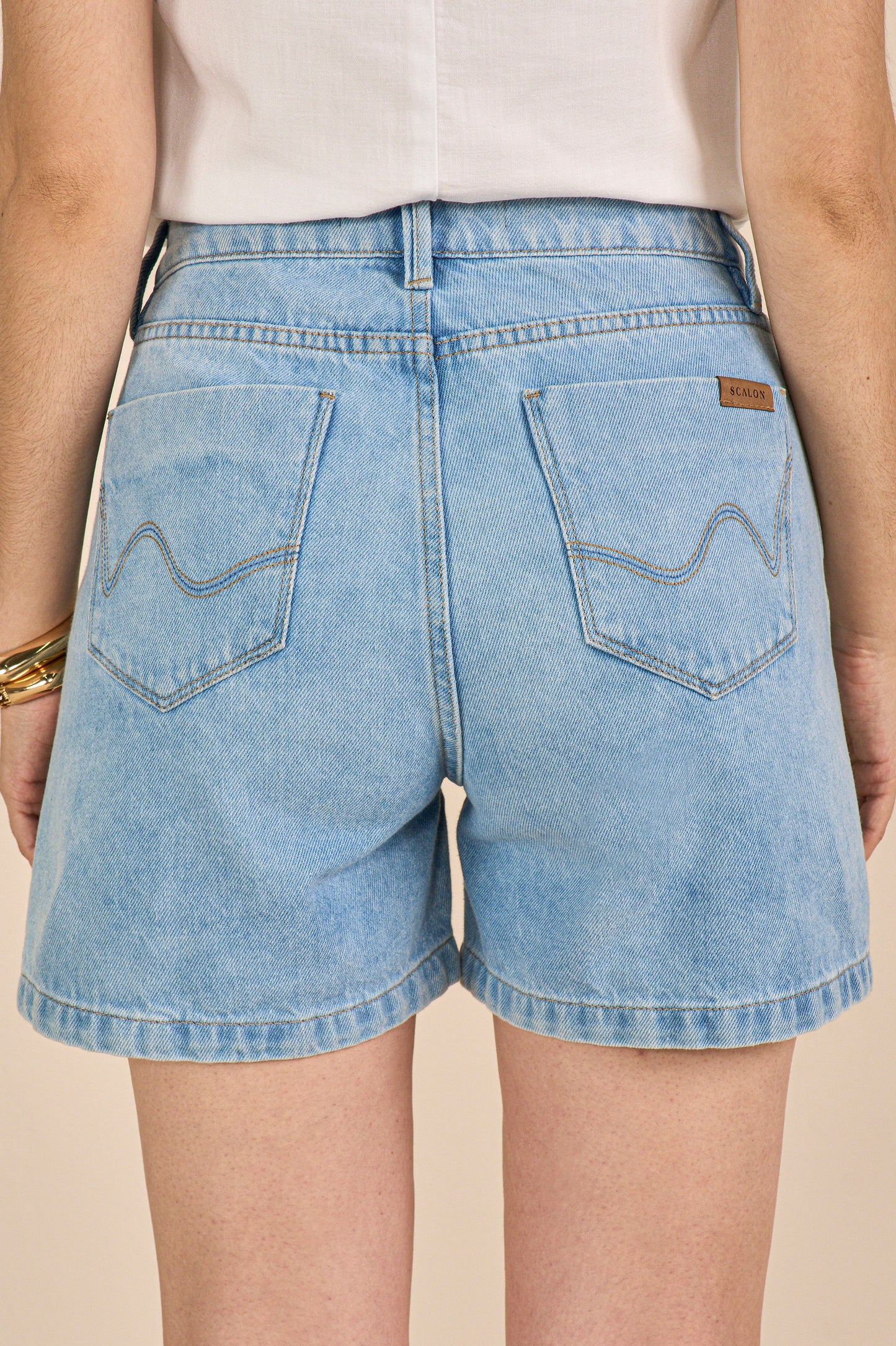 shorts jeans boyfriend cintura intermediária detalhe bolso relógio