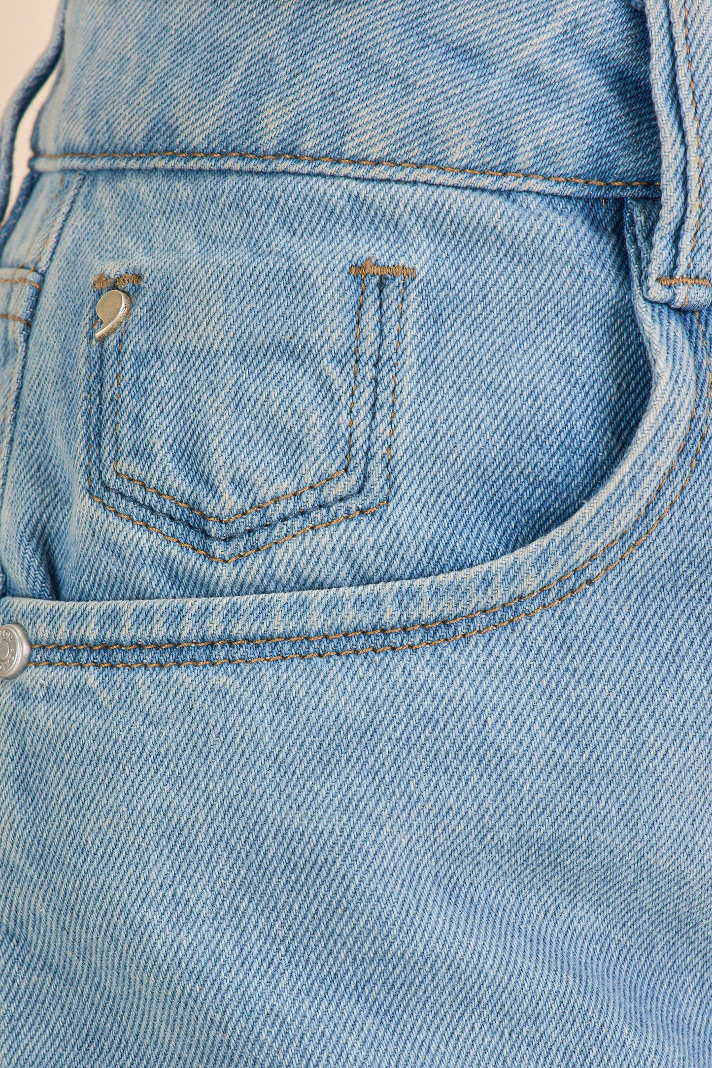 shorts jeans boyfriend cintura intermediária detalhe bolso relógio