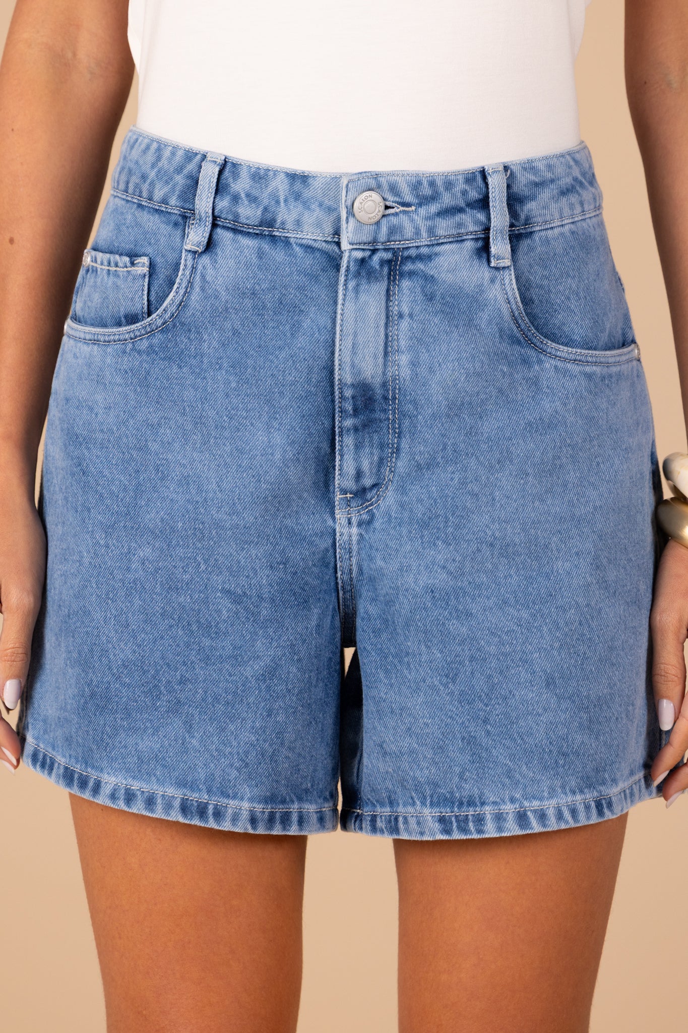 shorts jeans boyfriend cintura intermediária com bordado