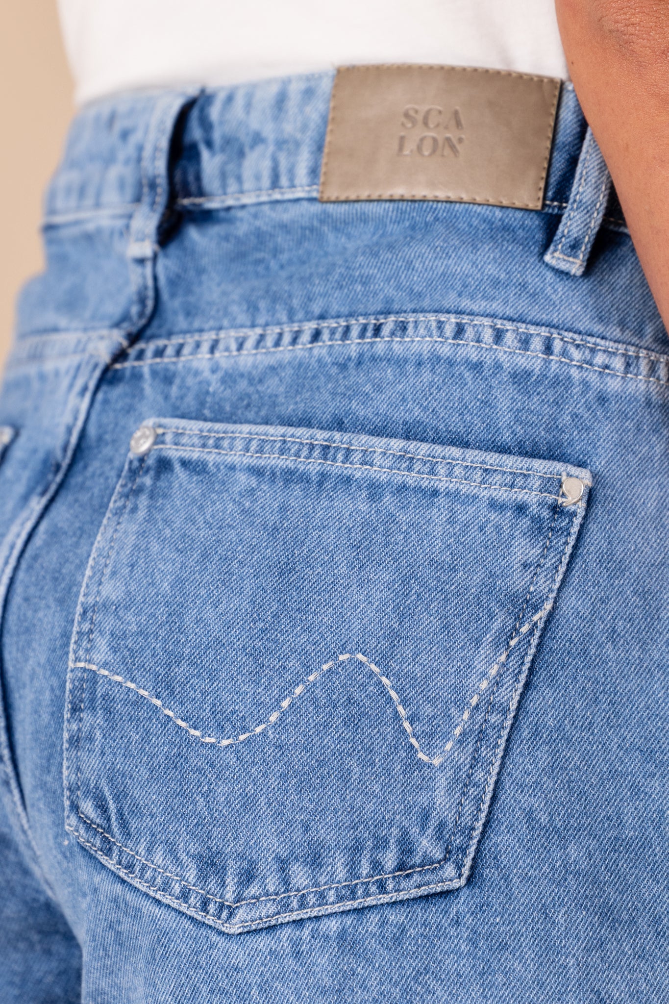 shorts jeans boyfriend cintura intermediária com bordado