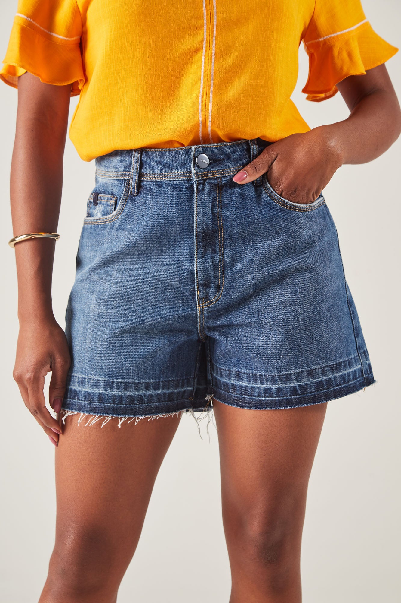 shorts jeans boyfriend cintura intermediária barra a fio