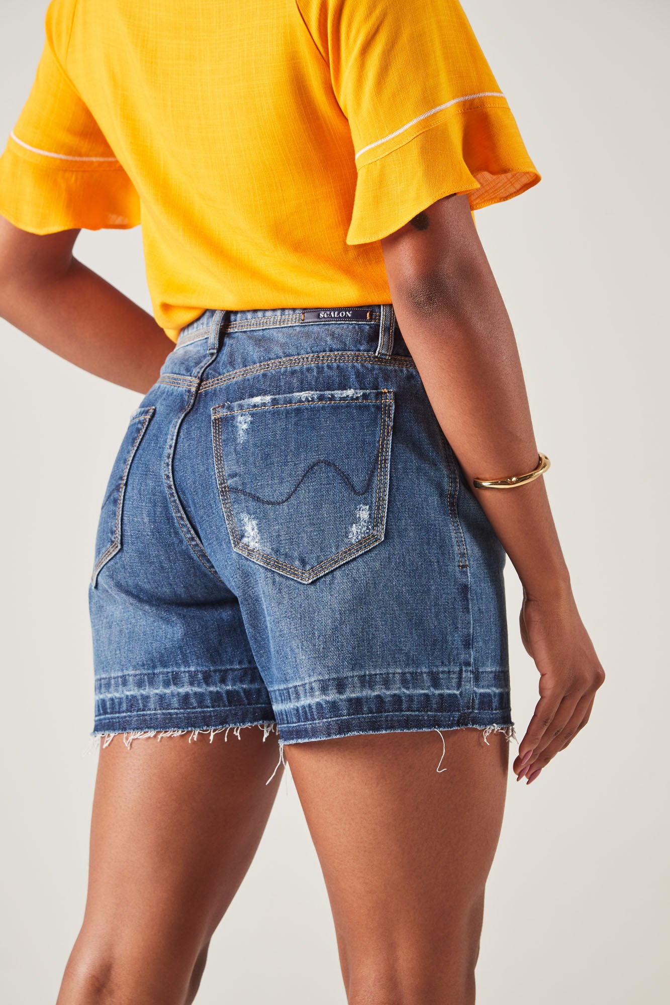 shorts jeans boyfriend cintura intermediária barra a fio