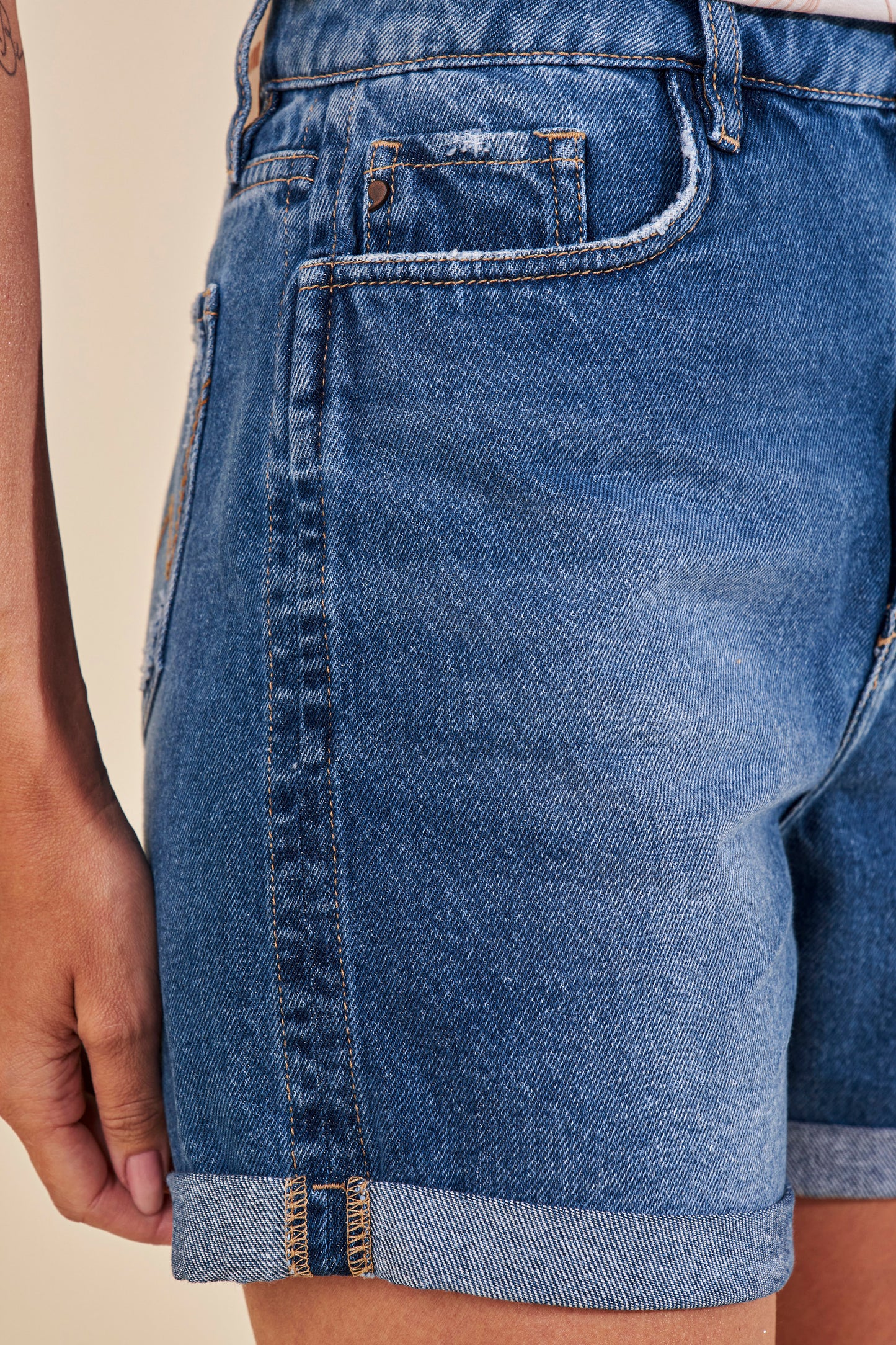 shorts jeans boyfriend cintura intermediária com barra dobrada