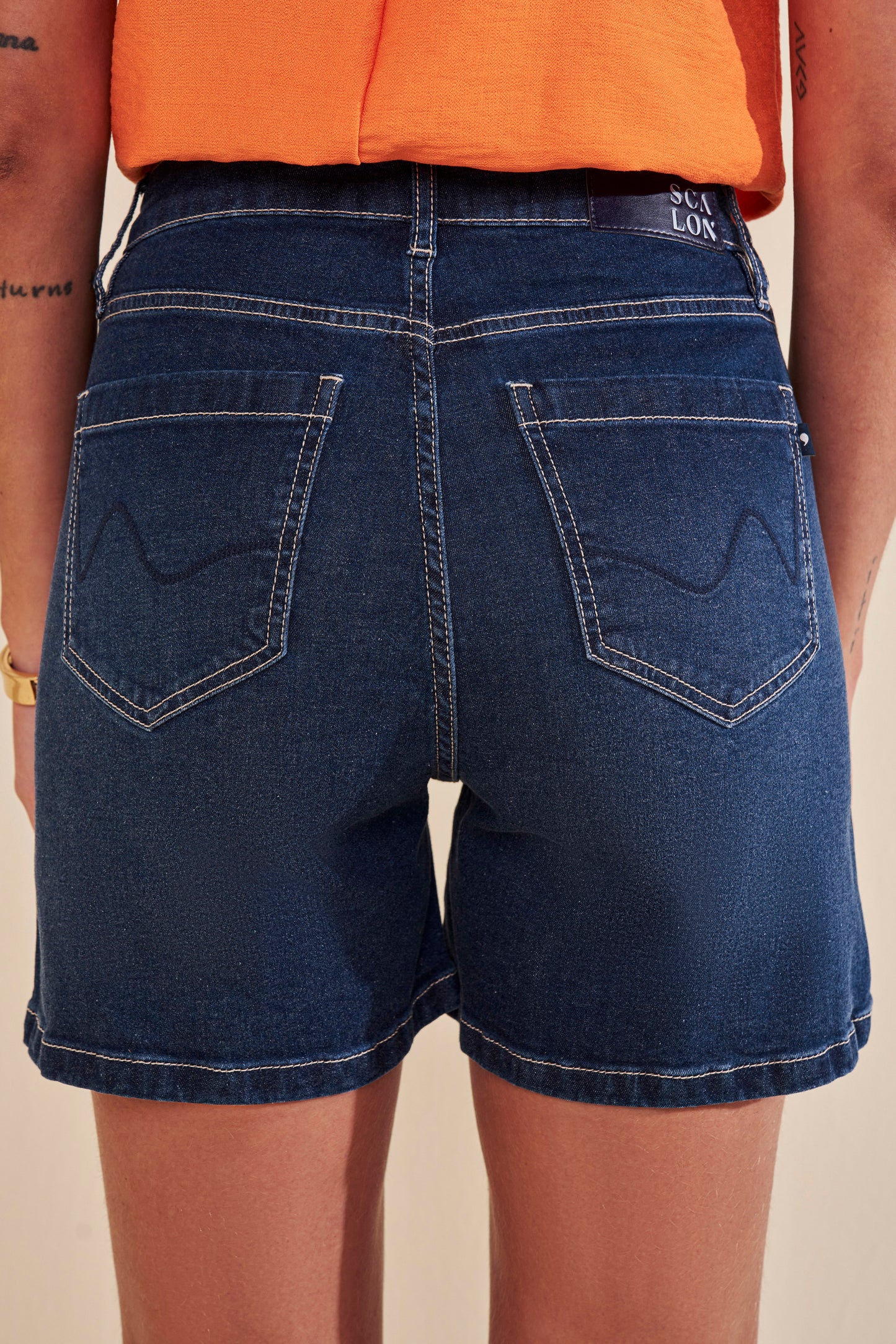 shorts jeans boyfriend cintura intermediária com abertura