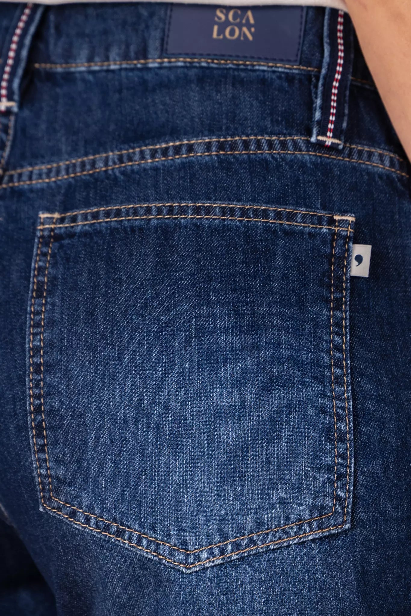 shorts jeans boyfriend cintura intermediária com galão