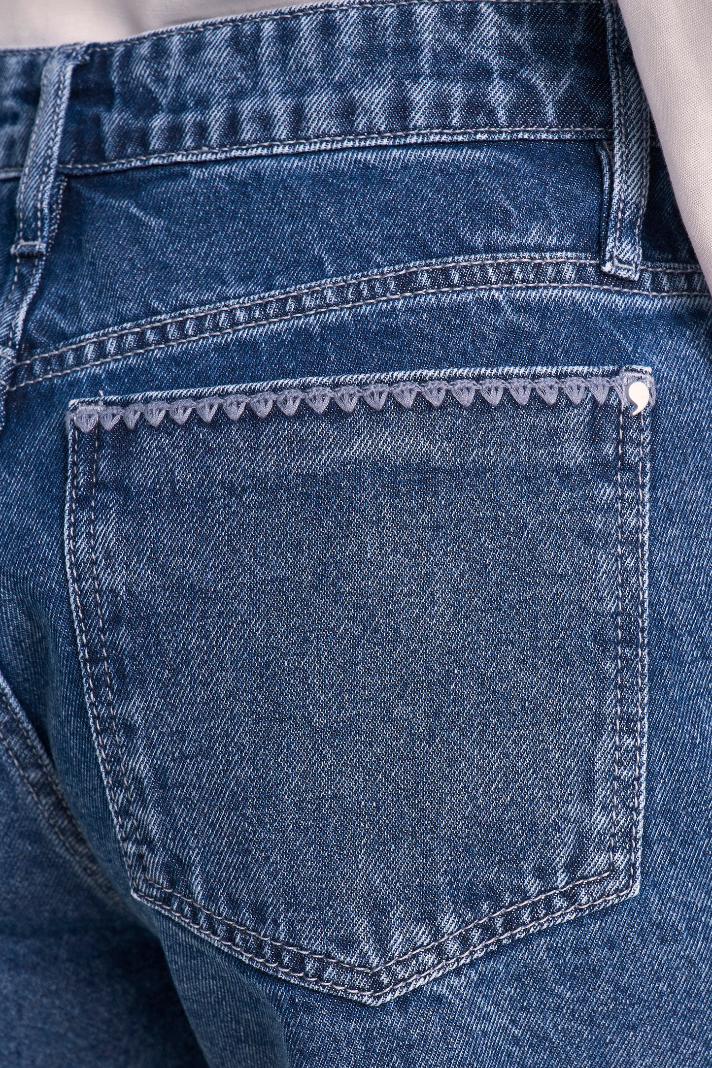 Shorts Jeans Boyfriend Cintura Intermediária com Bordado