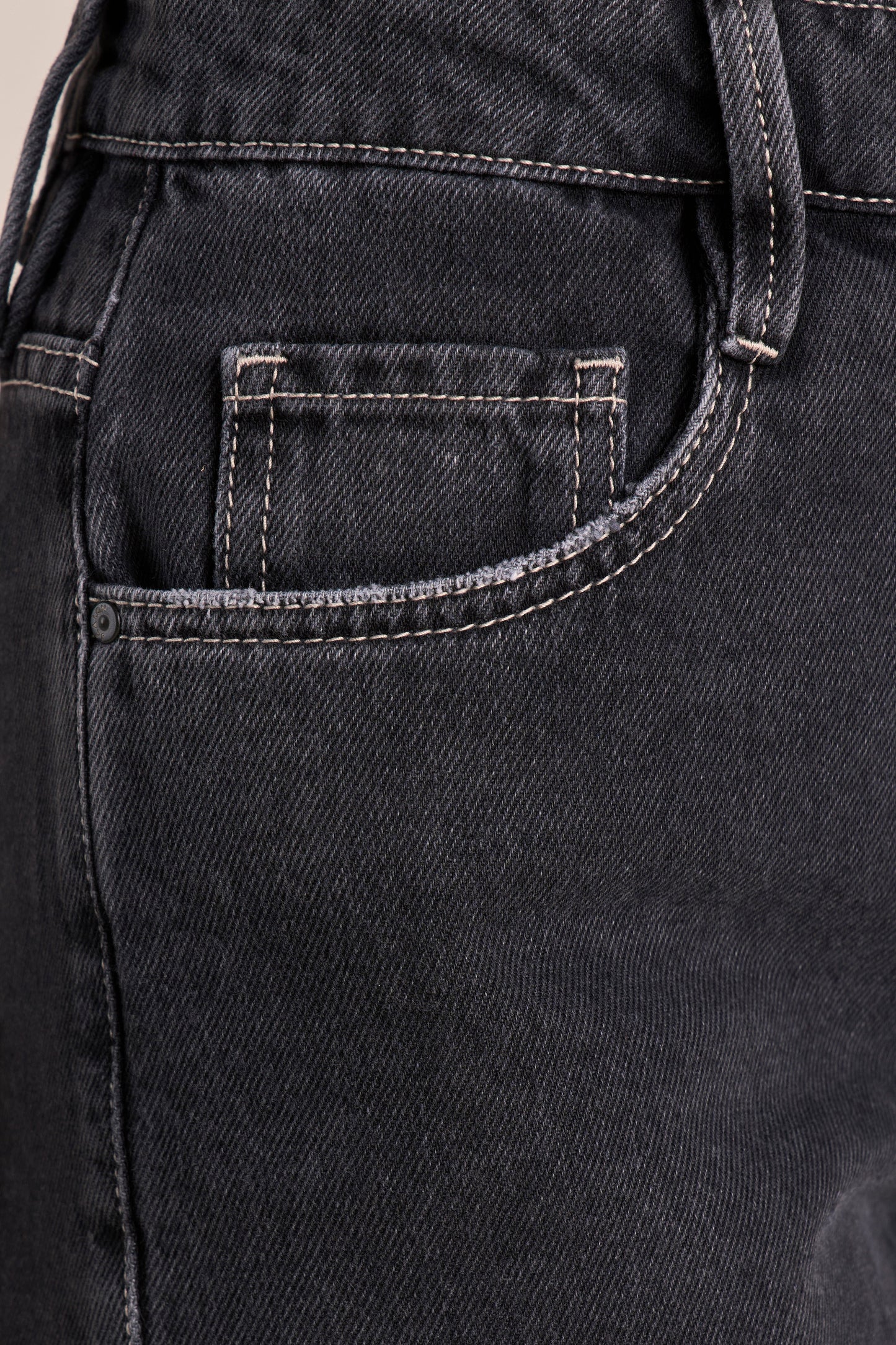Shorts Jeans Black Boyfriend Cintura Intermediária com Bordado