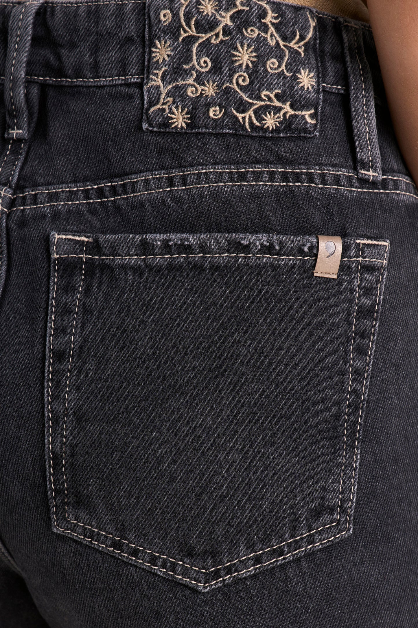 Shorts Jeans Black Boyfriend Cintura Intermediária com Bordado