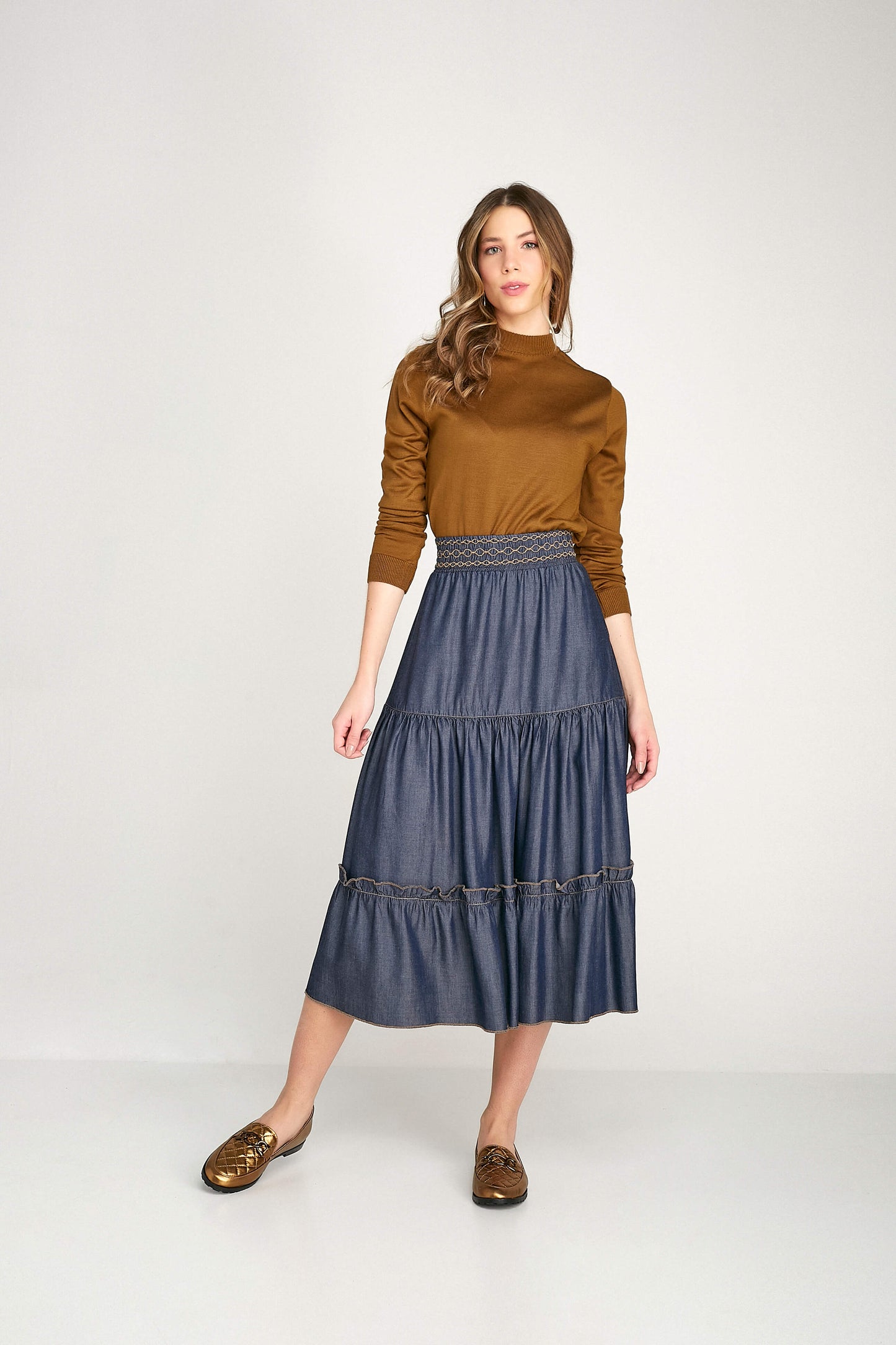 saia jeans midi cintura alta com bordado