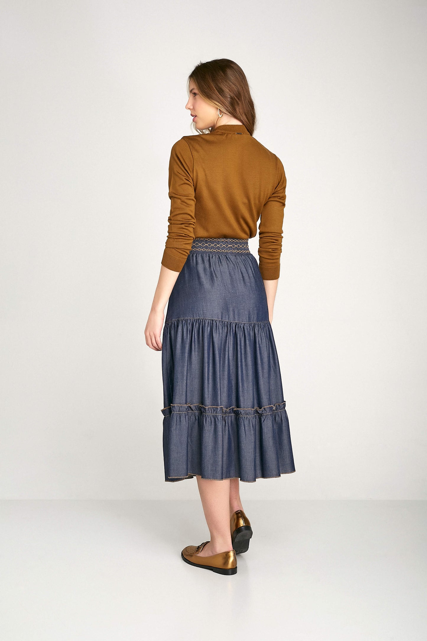 saia jeans midi cintura alta com bordado