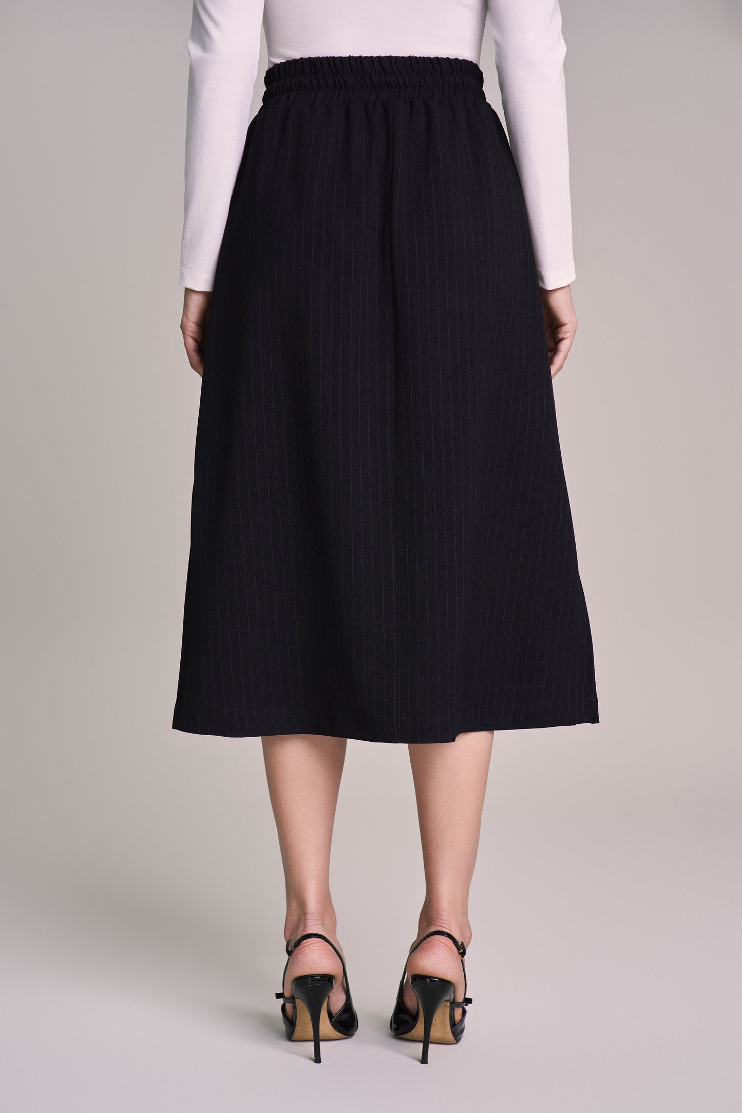 saia crepe midi cintura intermediária intermediária risca de giz