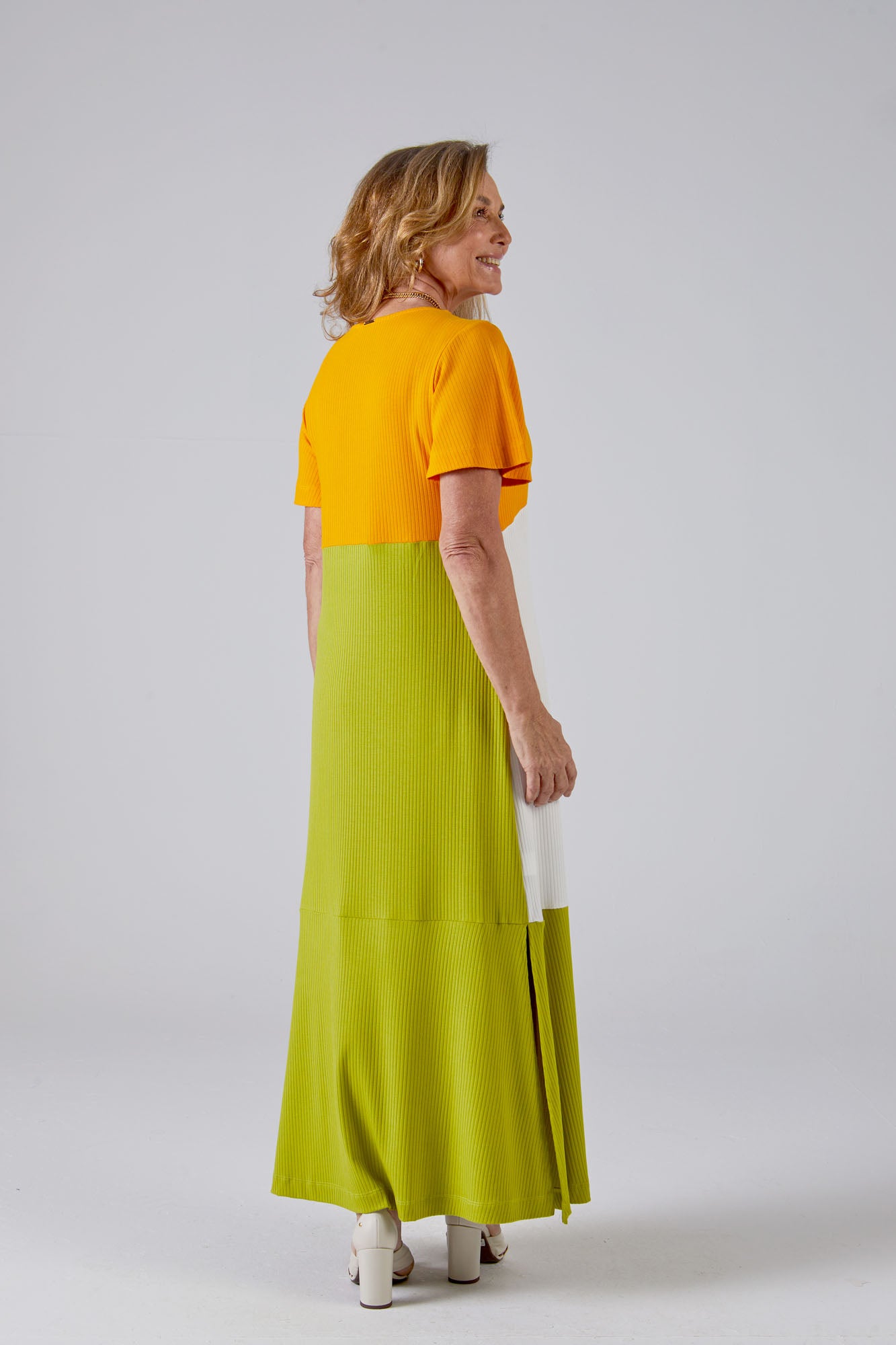 vestido malha canelada longo mix de tecidos