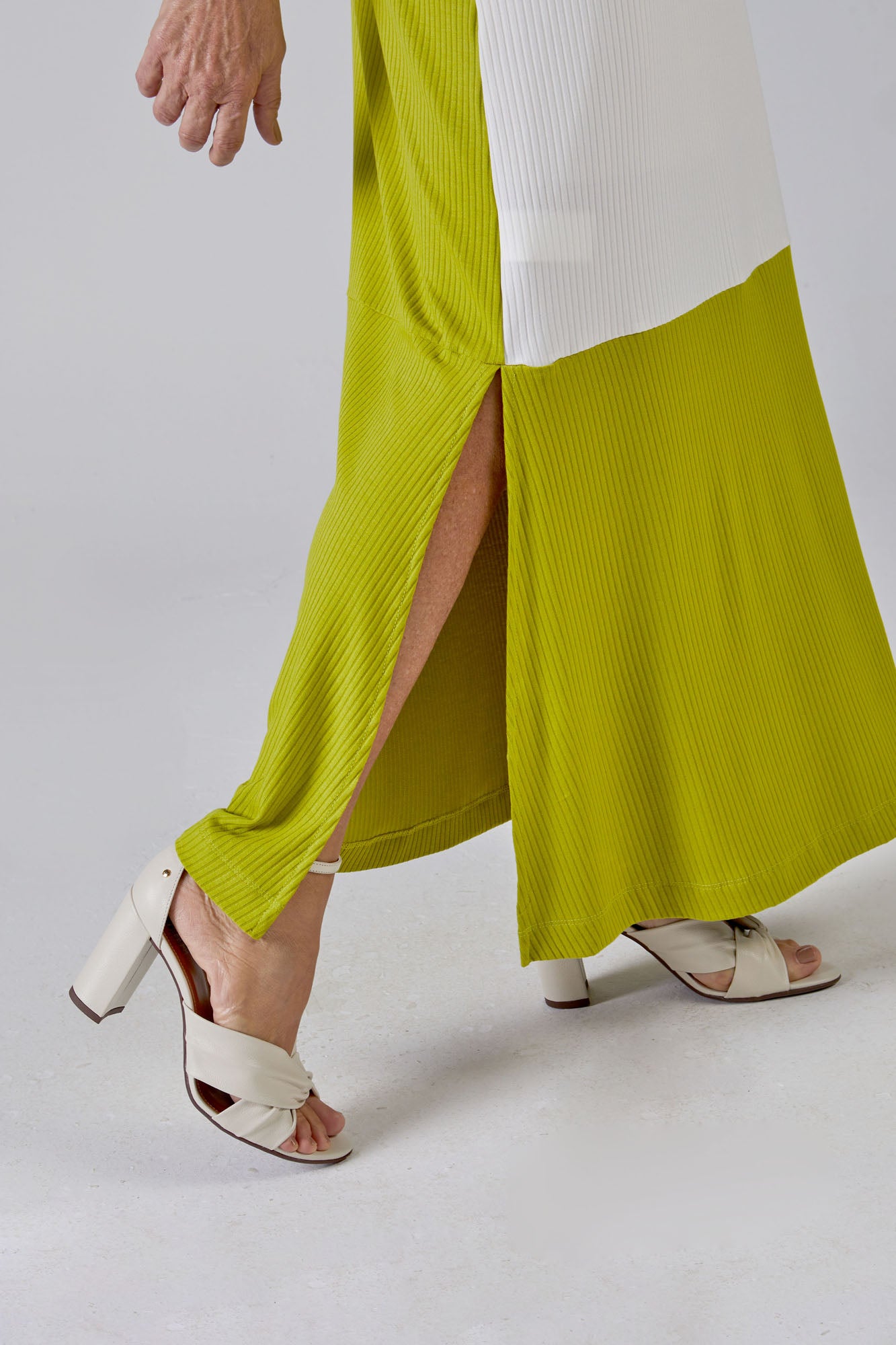 vestido malha canelada longo mix de tecidos