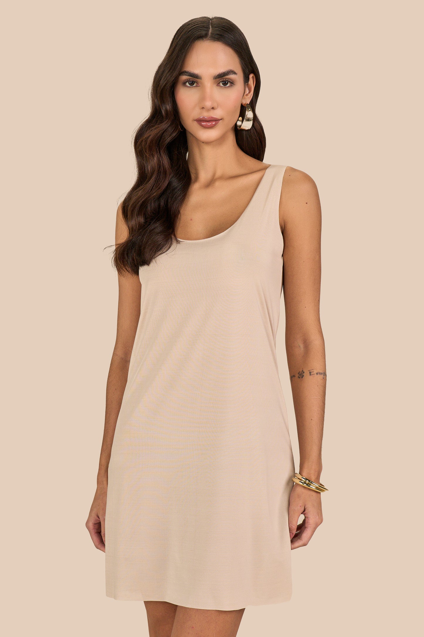 vestido viscose longuete com aberturas laterais e cinto