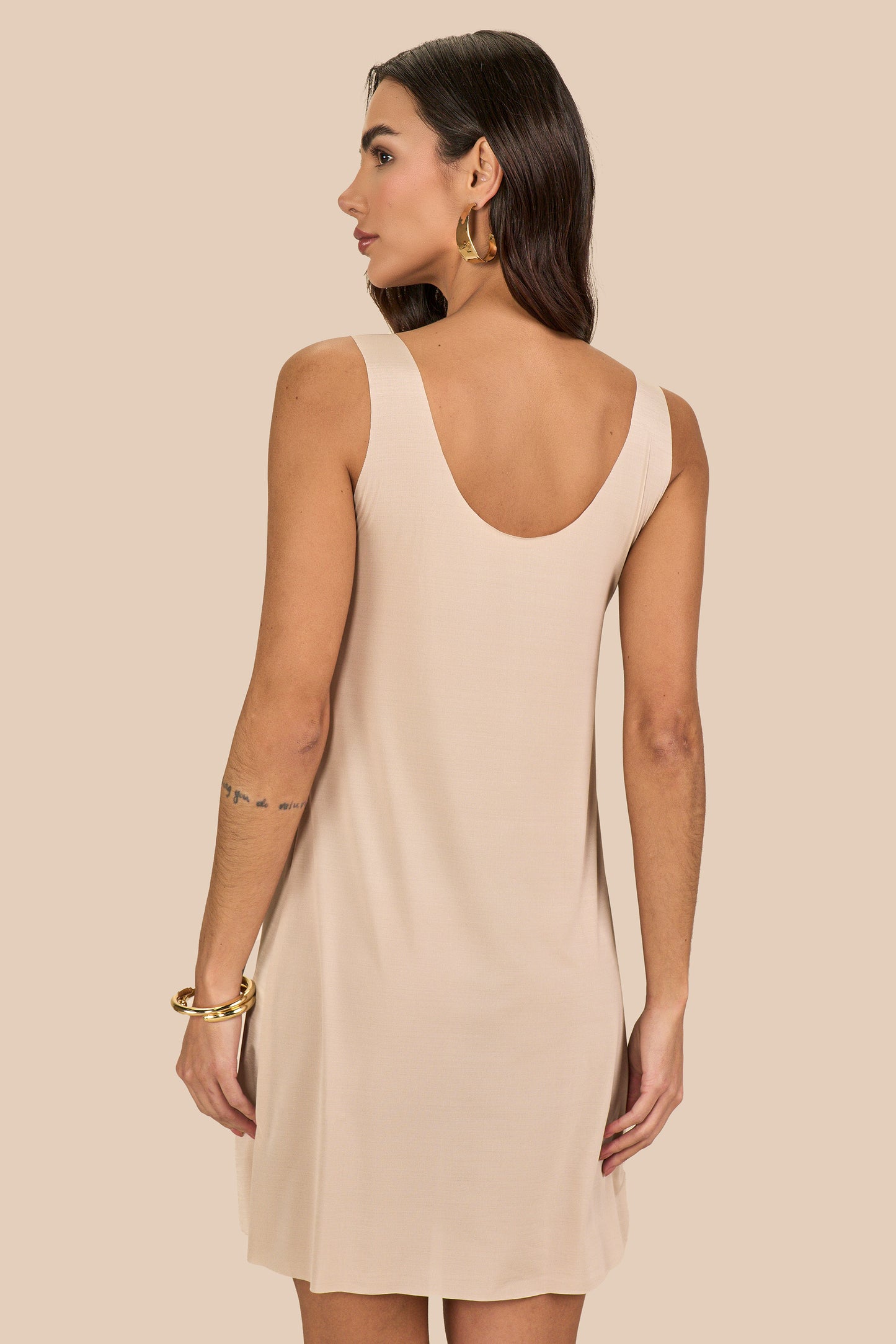 vestido viscose longuete com aberturas laterais e cinto