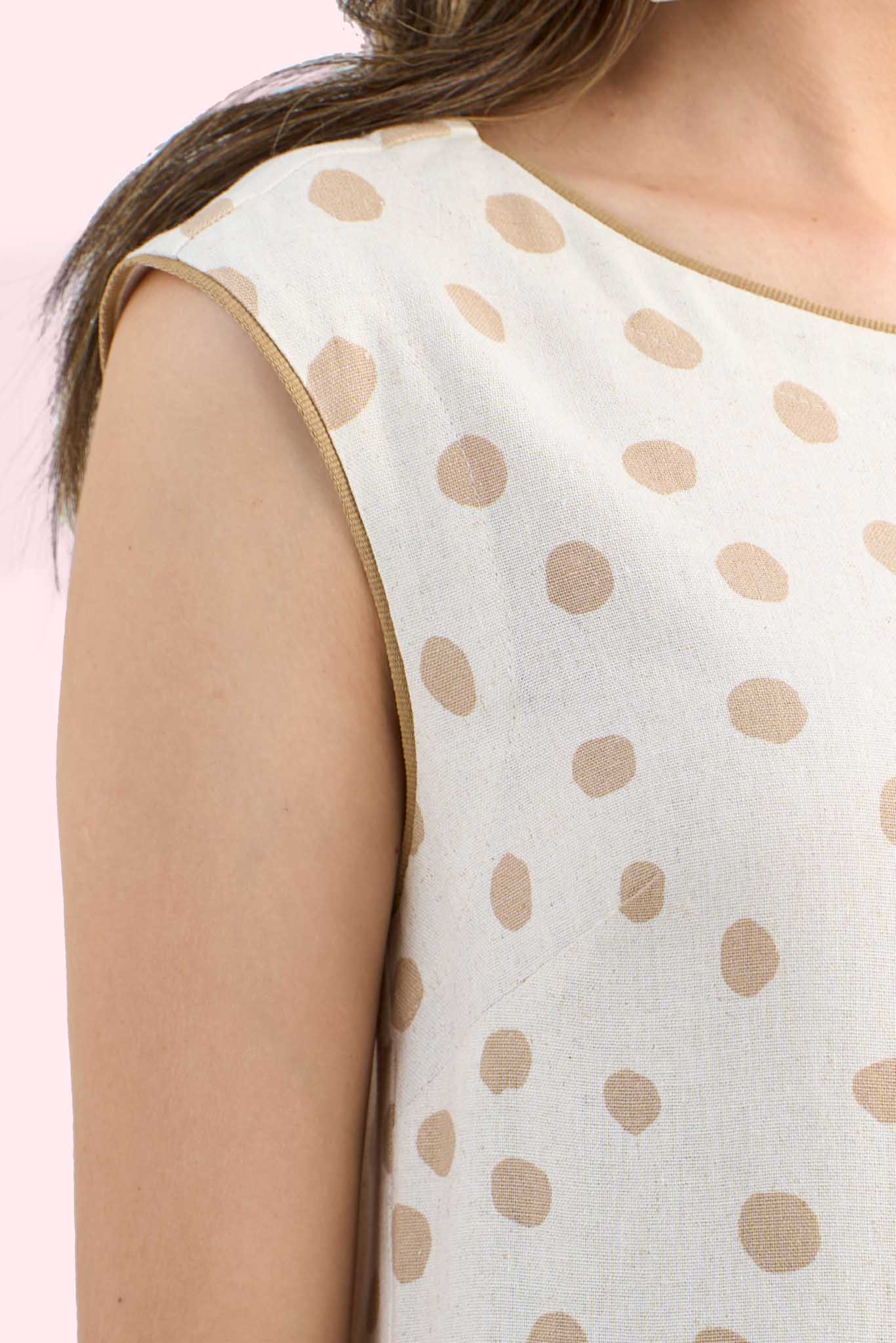 vestido viscose longuete com recorte assimétrico estampa poá