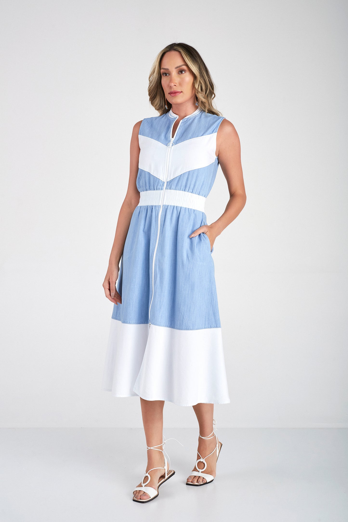 vestido jeans midi evasê bicolor