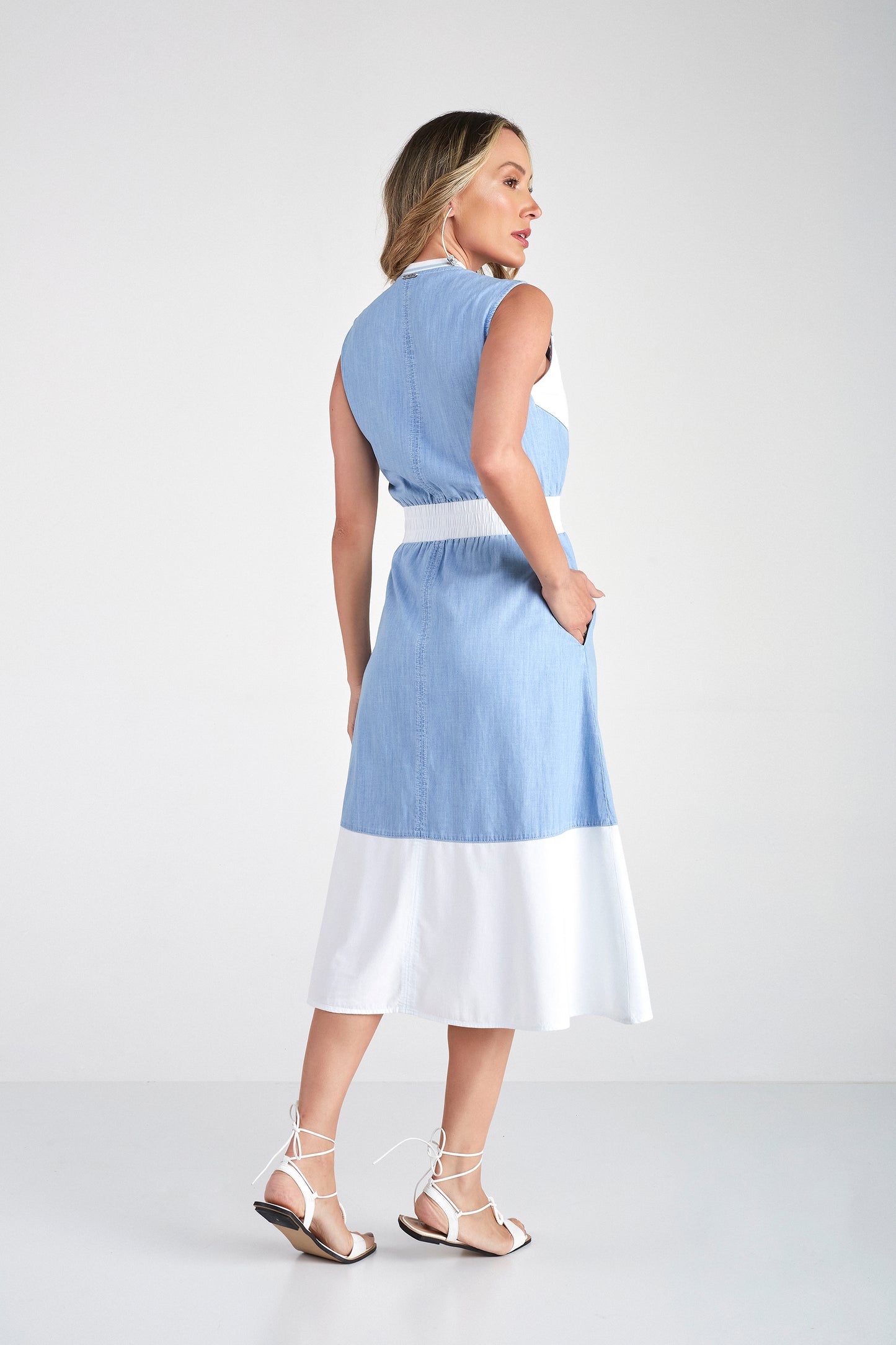 vestido jeans midi evasê bicolor