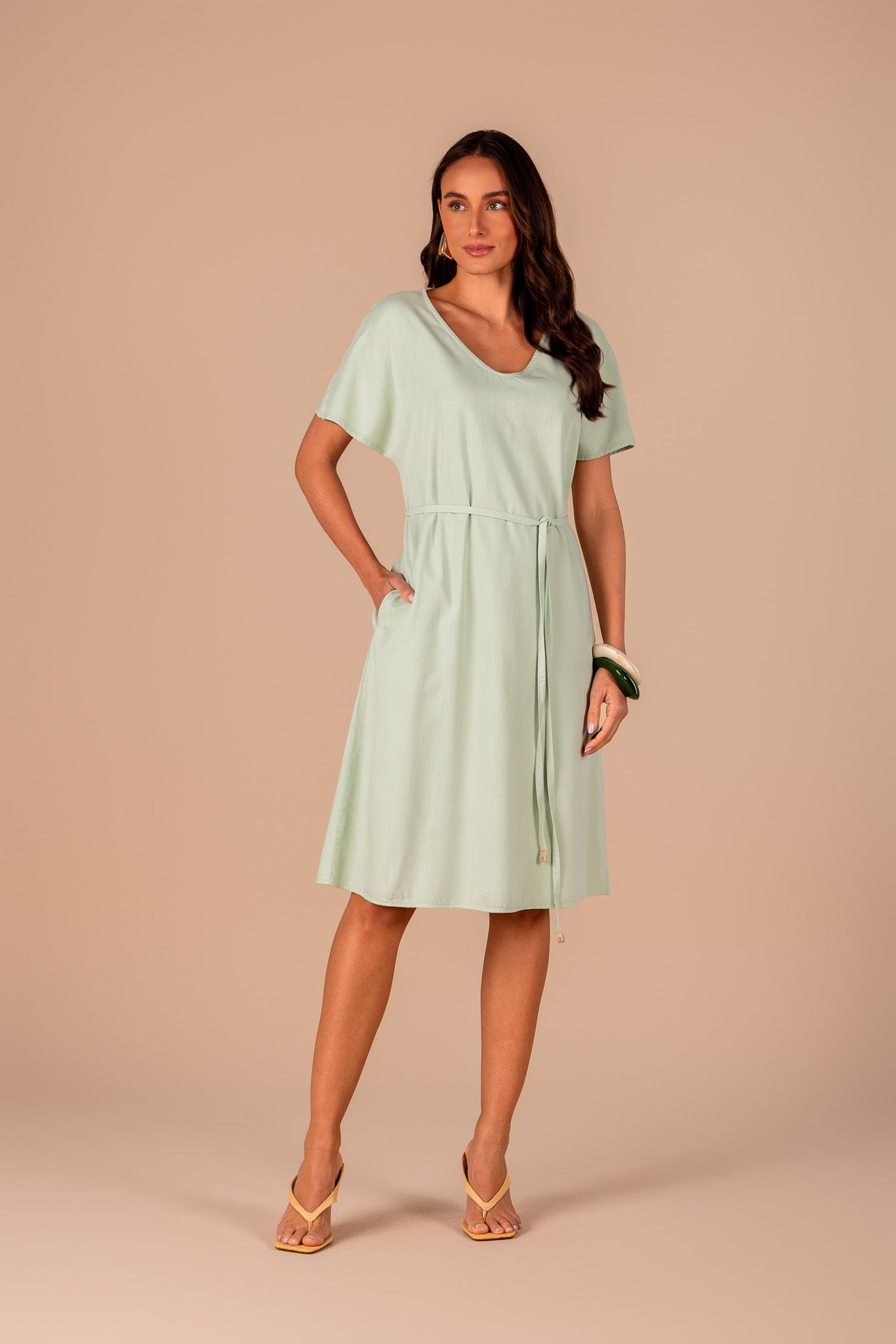 vestido sarja curto com manga ampla e cinto