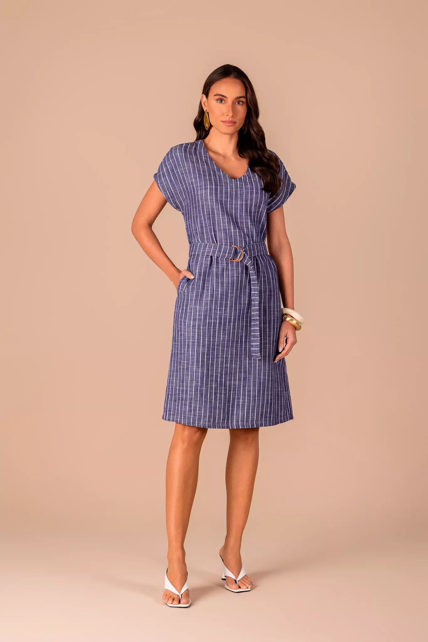 vestido algodão curto sem manga com cinto