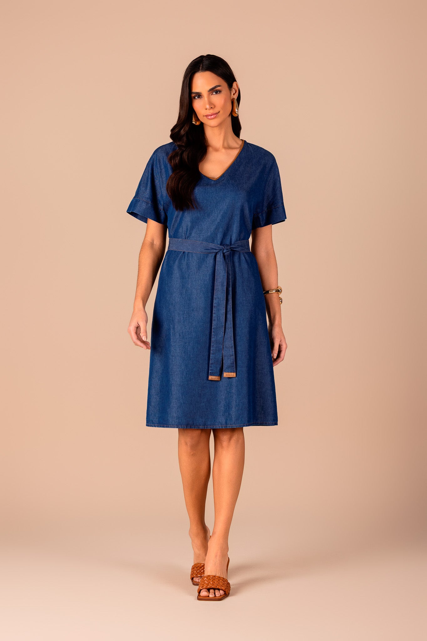 vestido jeans curto com tricot e cinto