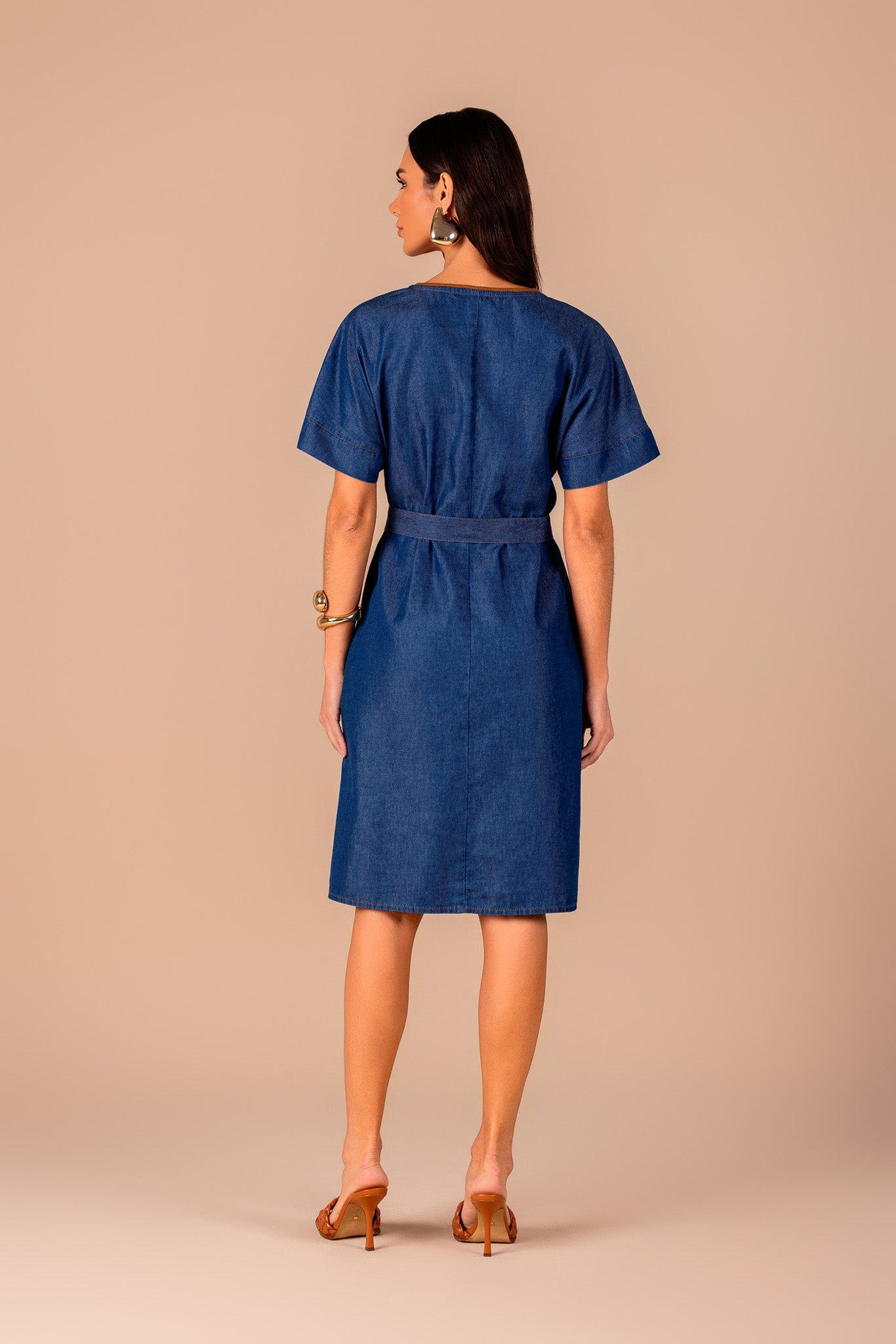 vestido jeans curto com tricot e cinto