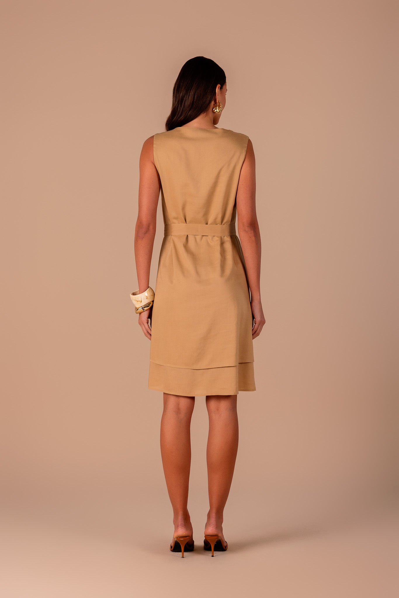 vestido viscose curto sem mangas com barra dupla e faixa