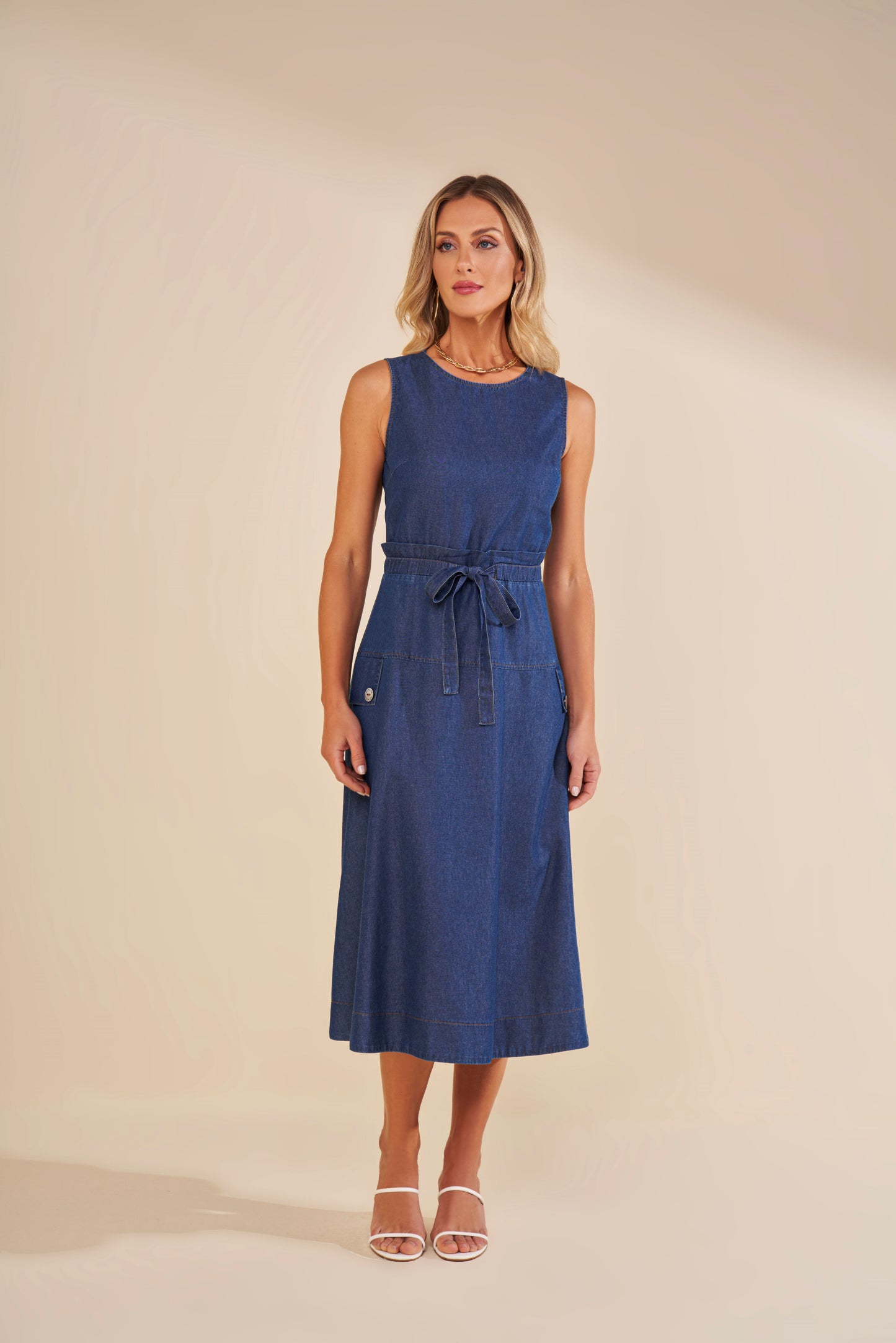 vestido jeans midi com recortes