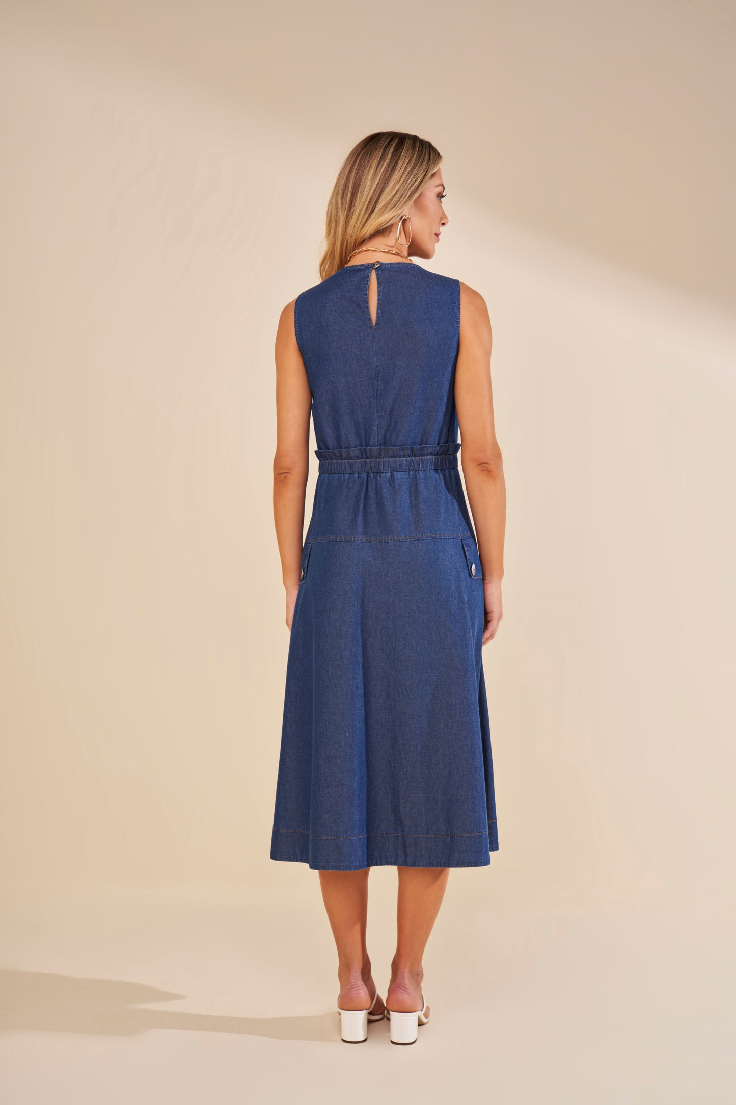 vestido jeans midi com recortes