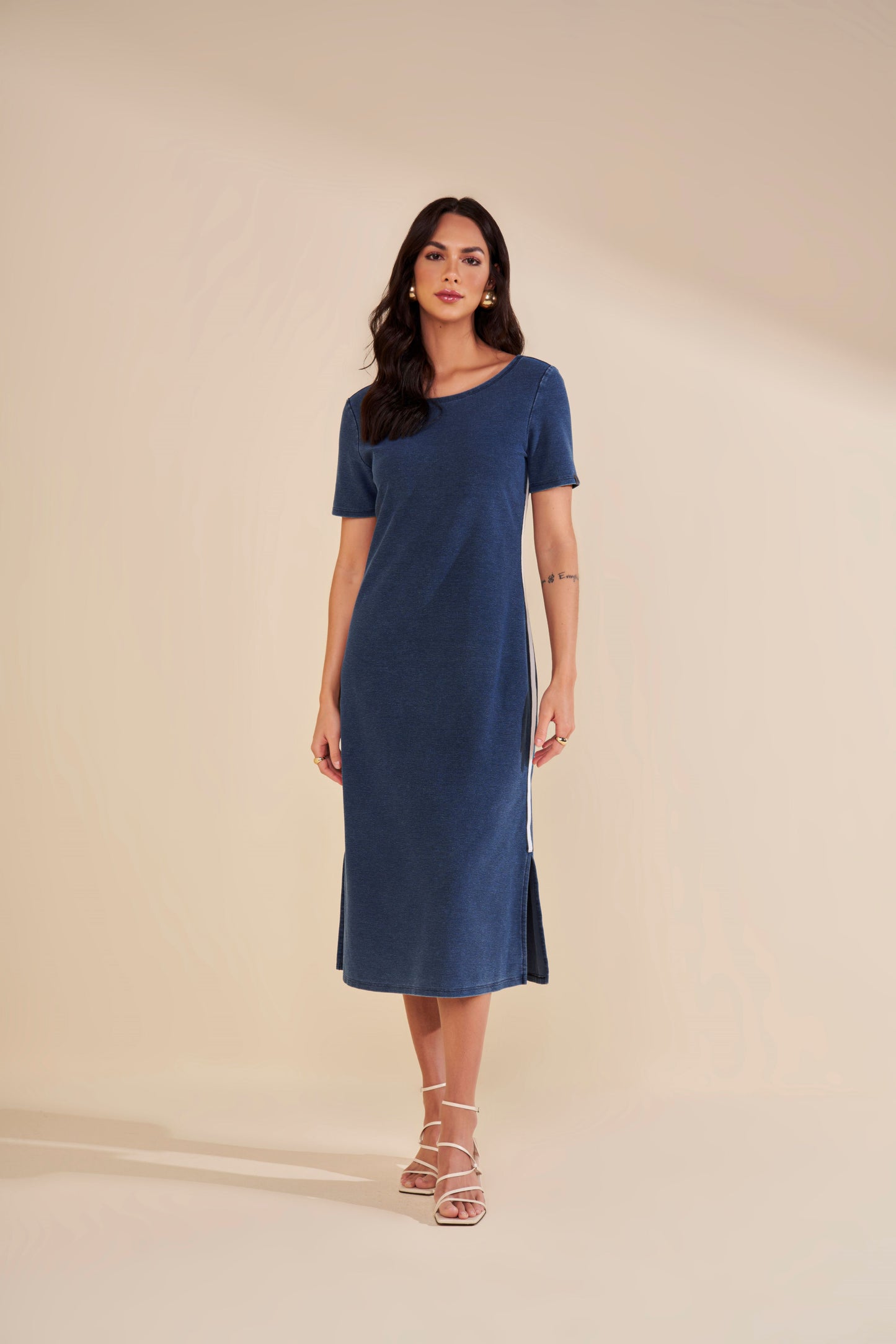 vestido malha denim midi com galão lateral