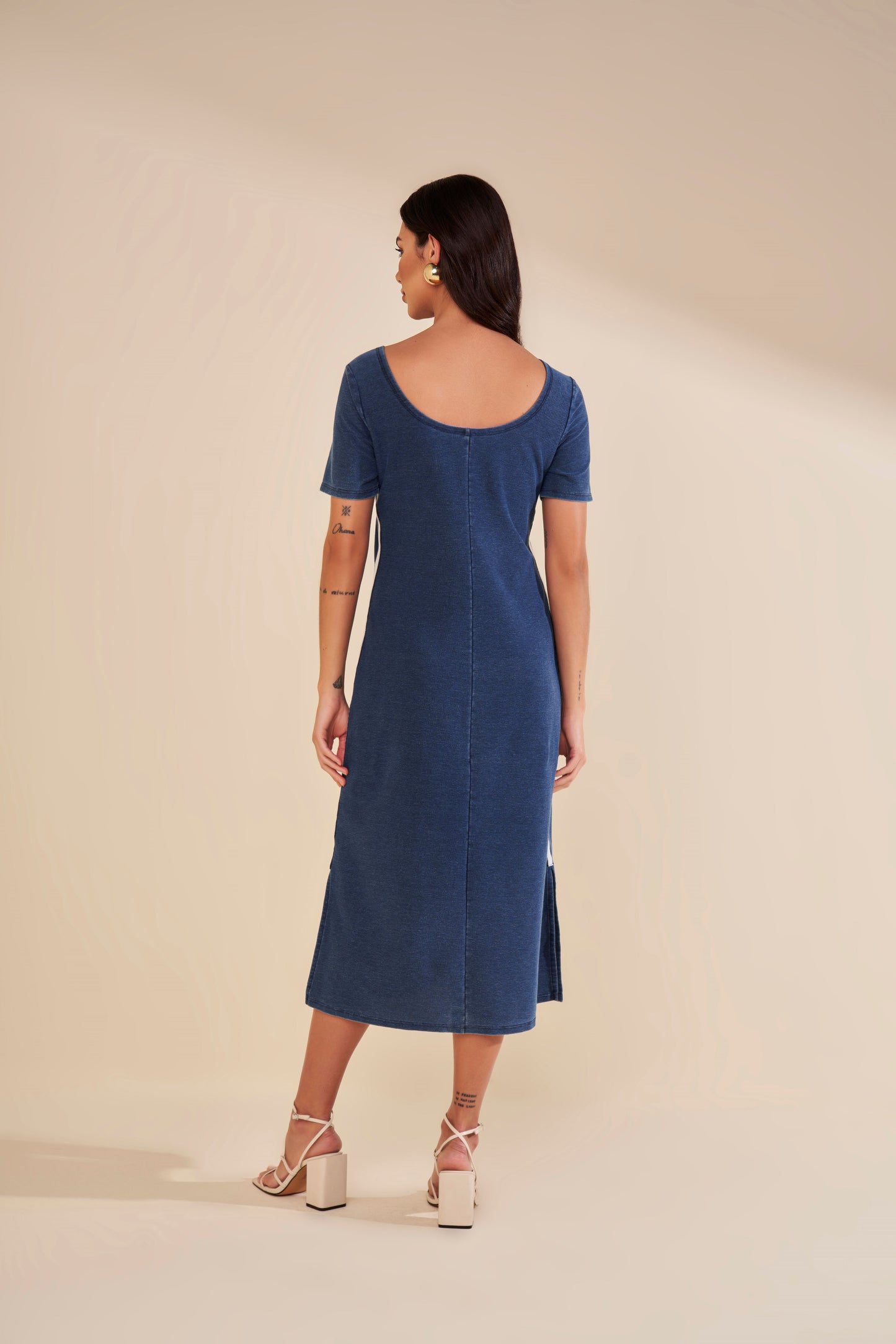 vestido malha denim midi com galão lateral