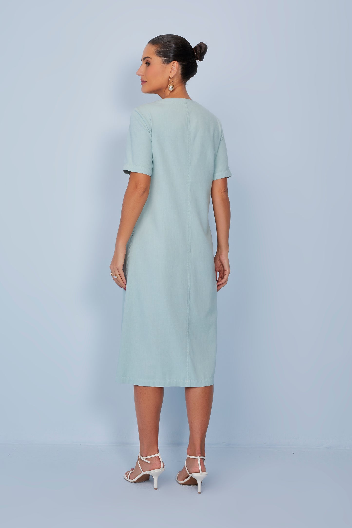 vestido sarja midi com bolsos sobrepostos