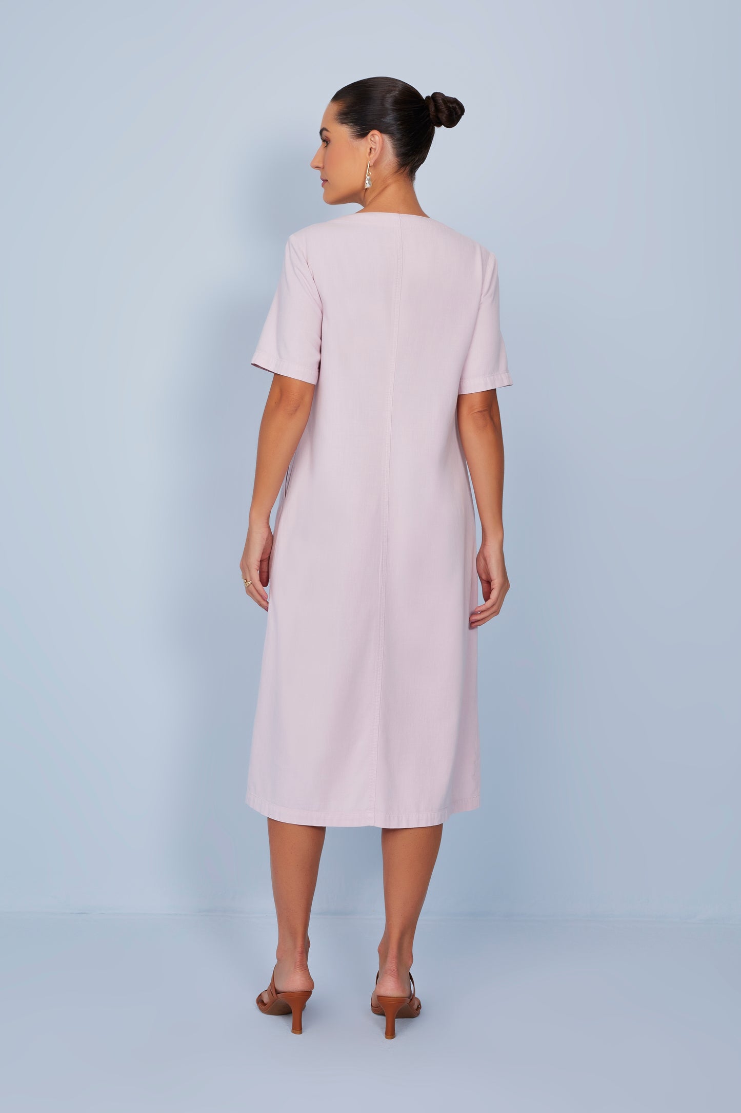 vestido sarja midi com bolsos sobrepostos