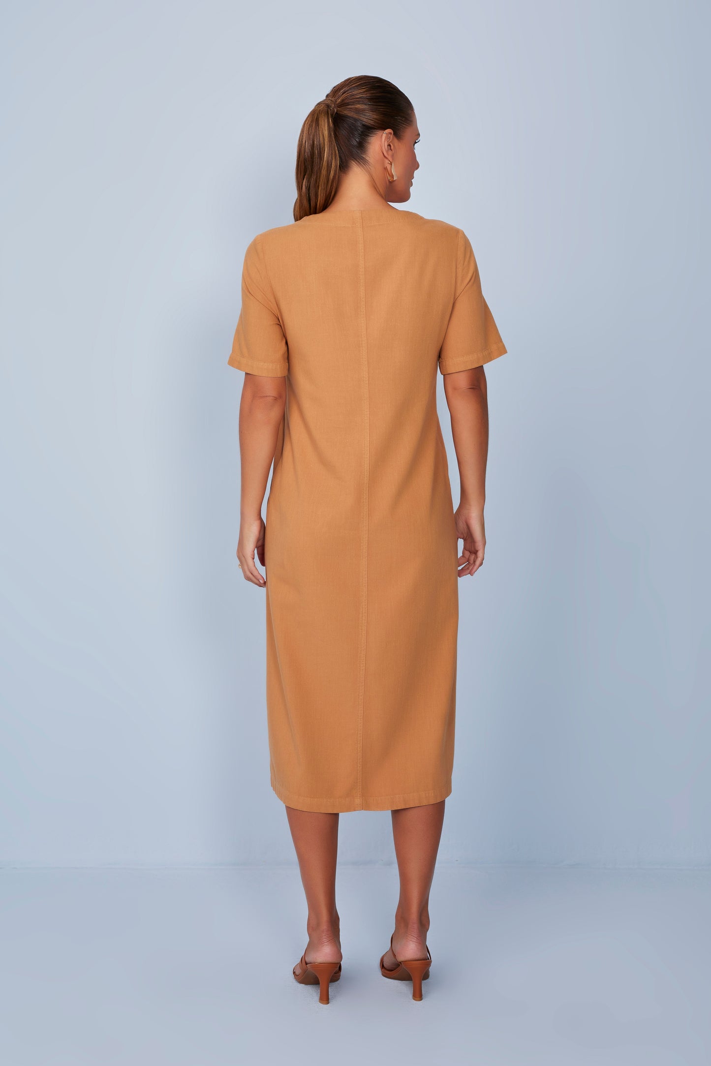 vestido sarja midi com bolsos sobrepostos