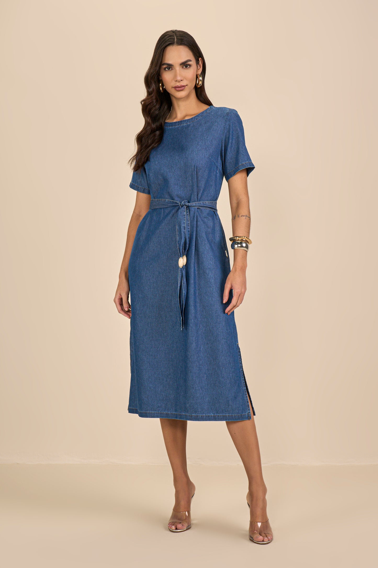 vestido jeans midi manga curta com faixa