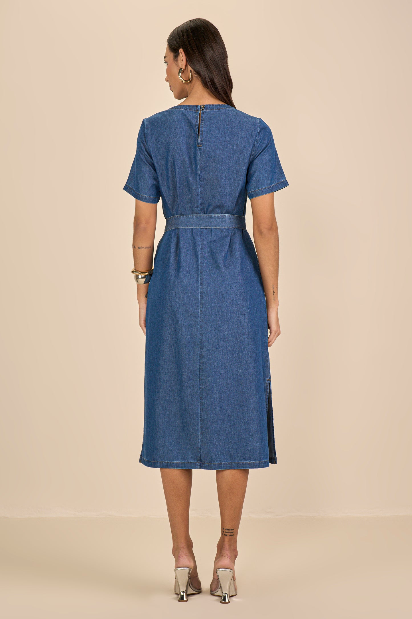 vestido jeans midi manga curta com faixa