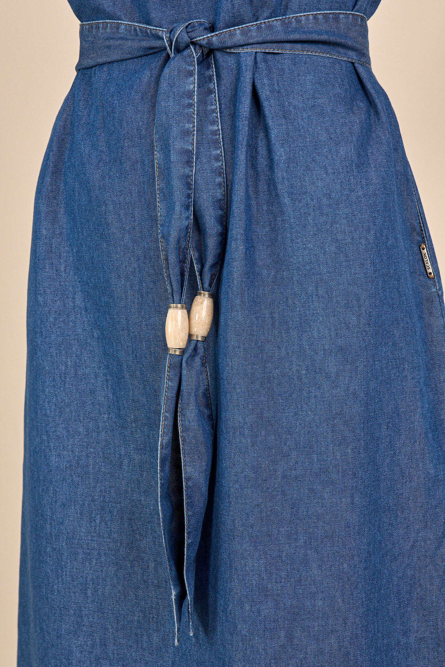 vestido jeans midi manga curta com faixa