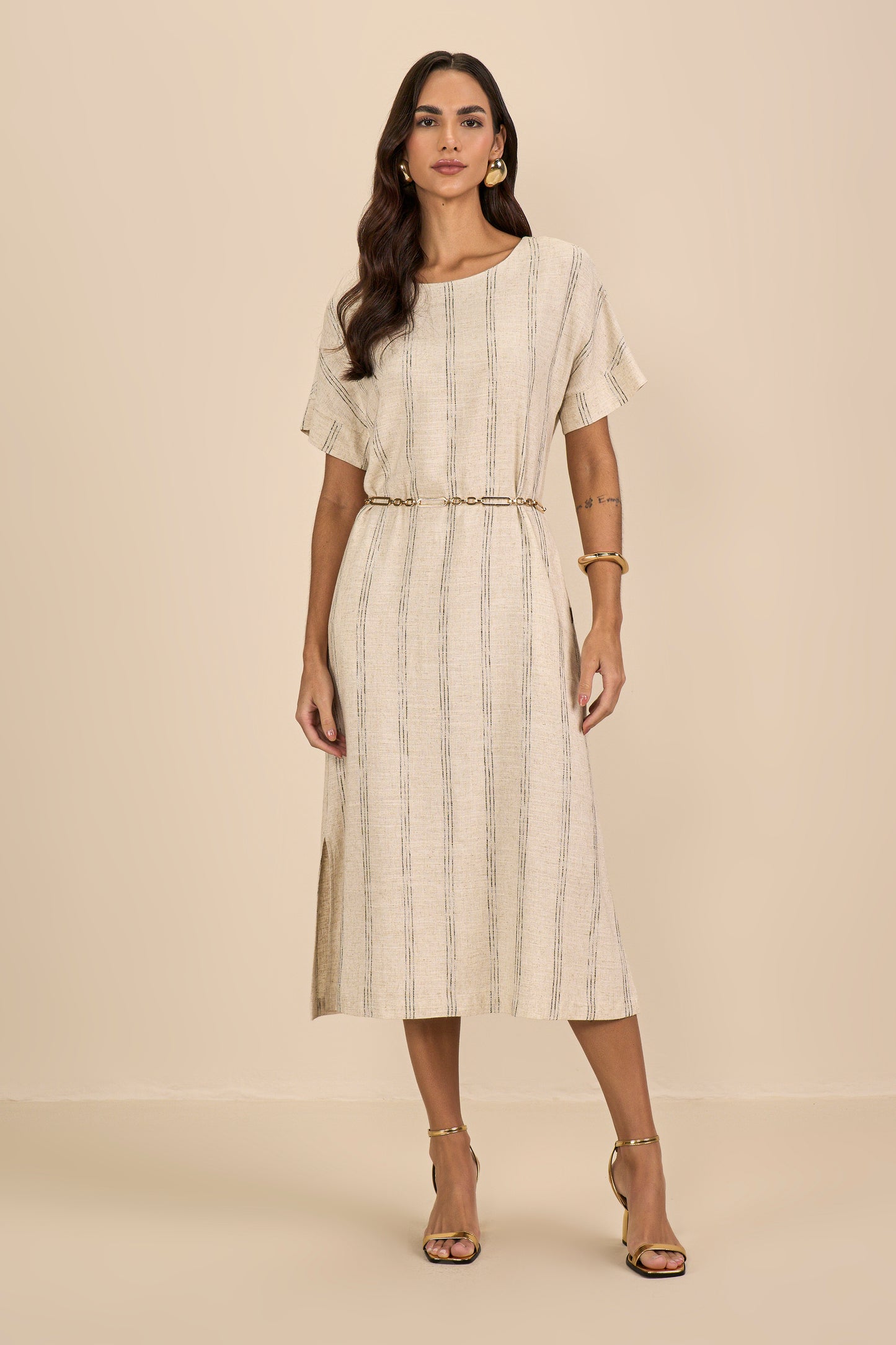 vestido viscose midi manga curta recortada